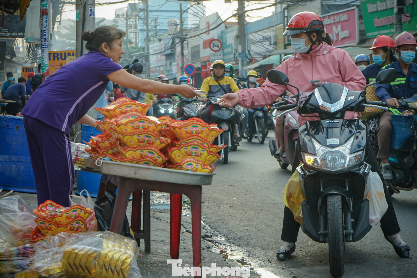 Song song với việc mua cá lóc nướng, trong sáng nay, Tiền Phong ghi nhận có rất nhiều người dân mua thêm giấy tiền vàng mã để phục vụ cho việc cúng vía Thần Tài để cầu may đầu năm