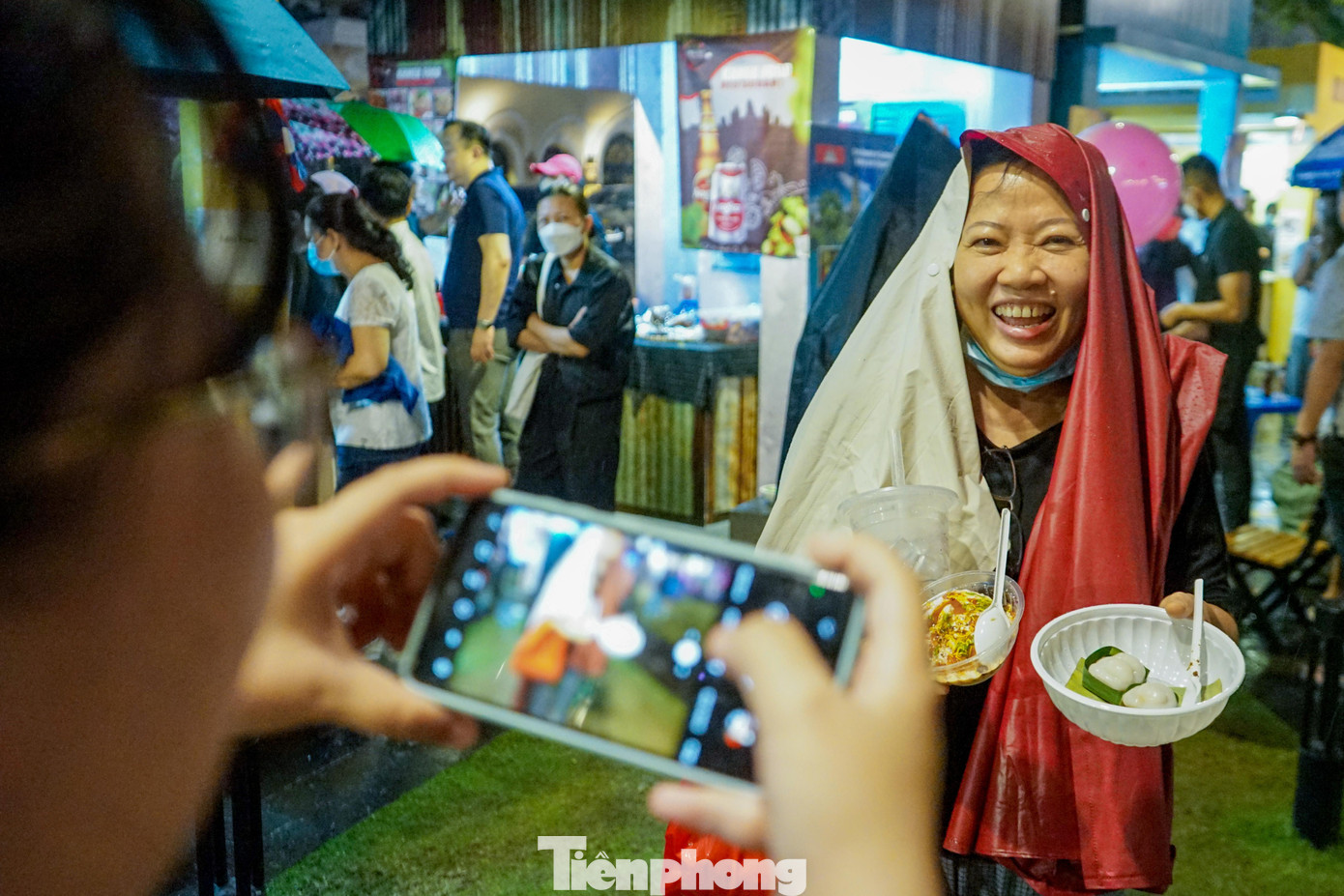 “Lần đầu tiên chọn TPHCM du lịch và may mắn đi trúng ngay những ngày thành phố tổ chức các không gian lễ hội ẩm thực, biểu diễn nghệ thuật tôi cảm thấy rất vui khi có cơ hội được trải nghiệm và thưởng thức các món ăn độc và lạ đến từ nhiều vùng miền nhiều nơi trên khắp thế giới”, một du khách đến từ tỉnh Sơn La chia sẻ.