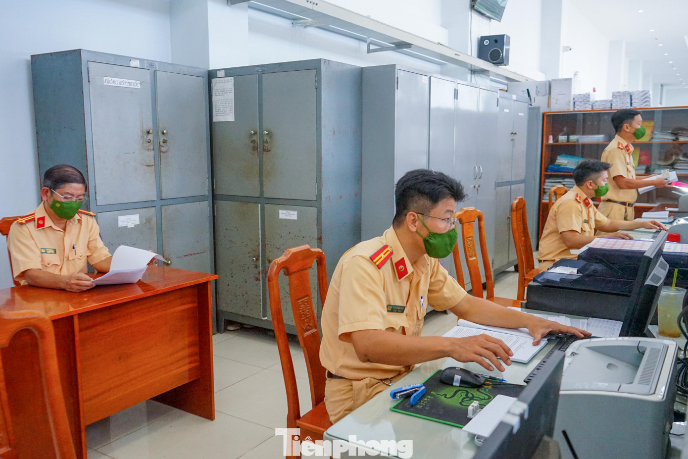 Theo ông Trần Trọng Hậu (Phó đội trưởng Đội CSGT trật tự Công an huyện Nhà Bè) cho biết, để có thể phục vụ tốt cho người dân đến làm thủ tục, trước đó việc huy động lực lượng và phương tiện cũng đã được lãnh đạo đôn đốc chuẩn bị kỹ lưỡng. Theo ông Trần Trọng Hậu (Phó đội trưởng Đội CSGT trật tự Công an huyện Nhà Bè) cho biết, để có thể phục vụ tốt cho người dân đến làm thủ tục, trước đó việc huy động lực lượng và phương tiện cũng đã được lãnh đạo đôn đốc chuẩn bị kỹ lưỡng.