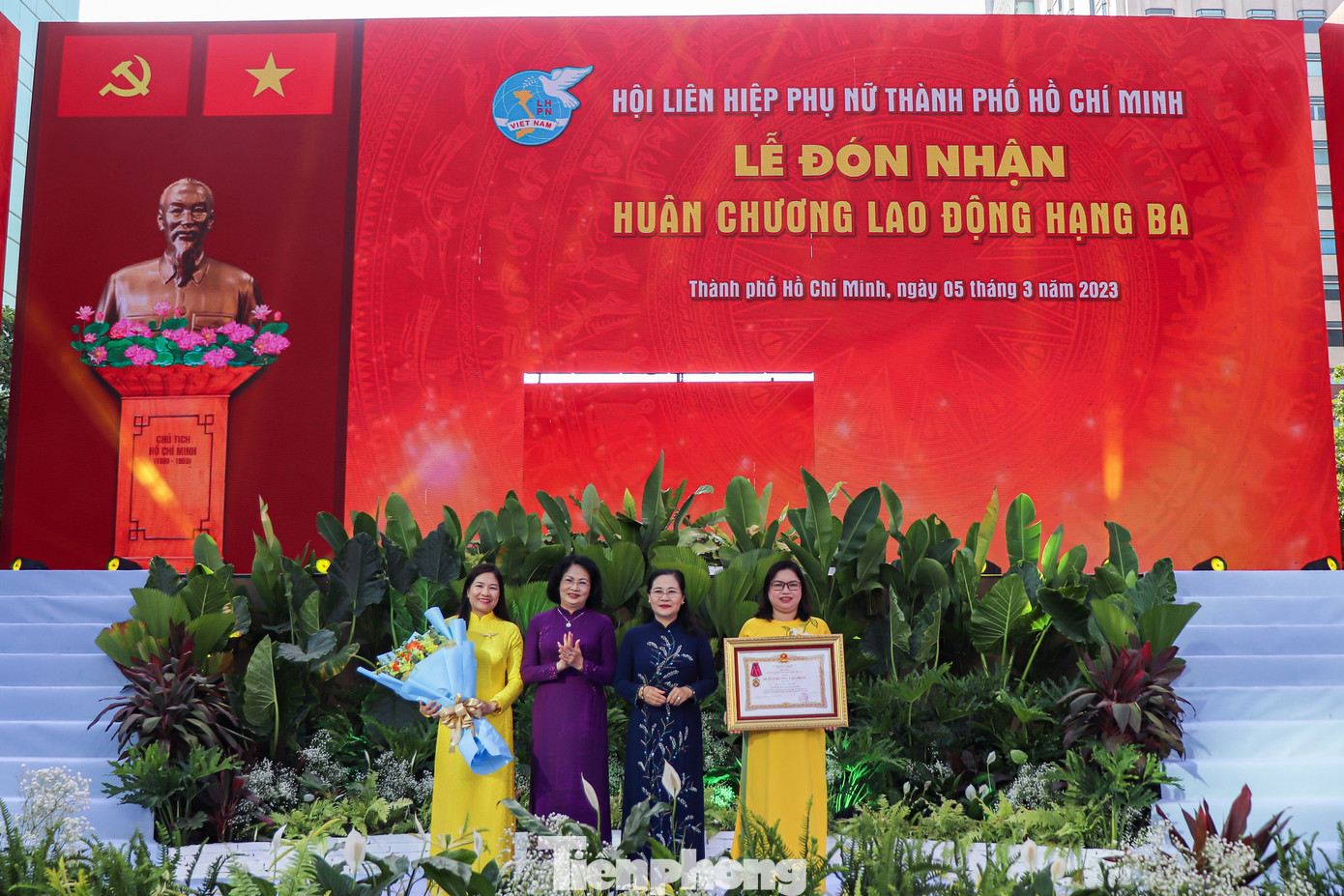 Trong sáng nay, Hội Liên hiệp Phụ nữ TPHCM đã vinh dự nhận Huân chương Lao động hạng ba do chủ tịch nước trao tặng vì những đóng góp tiêu biểu trong công tác chăm lo, bảo vệ quyền, lợi ích hợp pháp, chính đáng của các tầng lớp phụ nữ, vận động xã hội thực hiện bình đẳng giới.