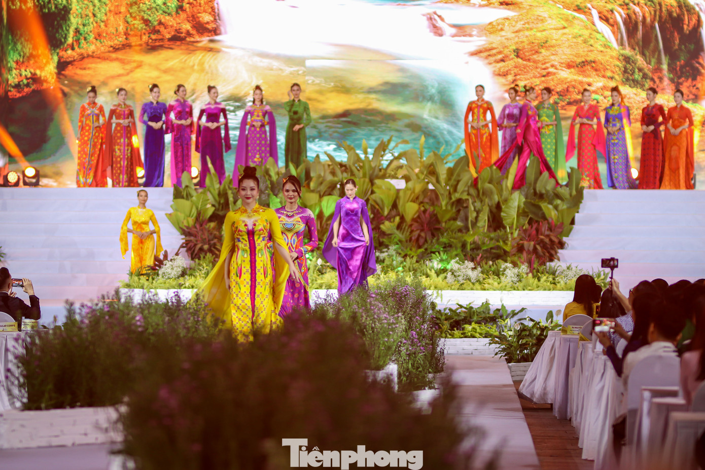 Trong đêm trình diễn, công chúng đã được thưởng lãm hơn 200 bộ áo dài đặc sắc, đa dạng và độc đáo theo nhiều chủ đề khác nhau của 11 nhà thiết kế đến từ nhiều miền của đất nước.