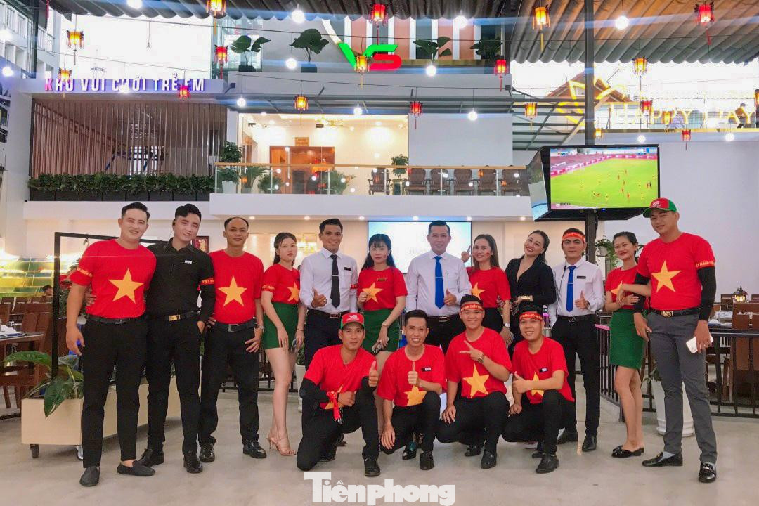 Thậm chí một số quán nhậu tại đây còn cho tất cả nhân viên khoác lên người áo có in hình Quốc kỳ và đội băng đô với dòng chữ “Việt Nam quyết thắng” cùng thực khách cổ vũ cho U23 Việt Nam.