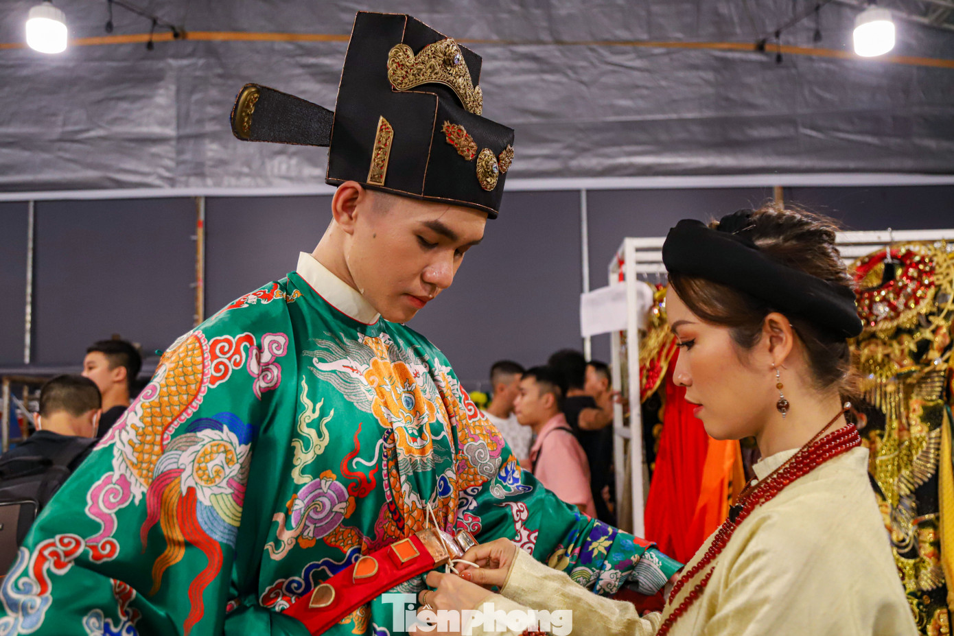 Lần đầu tham gia trình diễn tại Lễ hội Áo dài, người mẫu Nguyễn Thị Hồng Lợi (Jullyr Nguyễn) chia sẻ:" Đây là lần diễn mà tôi cảm thấy tự hào khi được trao cơ hội đứng trên một sân khấu lớn để góp phần lan tỏa hình ảnh áo dài đến cho nhiều người. Trước đó tôi tham gia diễn catwalk áo dài tại rất nhiều chương trình thời trang nhưng chưa có lần nào xúc động như thế". Lần đầu tham gia trình diễn tại Lễ hội Áo dài, người mẫu Nguyễn Thị Hồng Lợi (Jullyr Nguyễn) chia sẻ:" Đây là lần diễn mà tôi cảm thấy tự hào khi được trao cơ hội đứng trên một sân khấu lớn để góp phần lan tỏa hình ảnh áo dài đến cho nhiều người. Trước đó tôi tham gia diễn catwalk áo dài tại rất nhiều chương trình thời trang nhưng chưa có lần nào xúc động như thế".