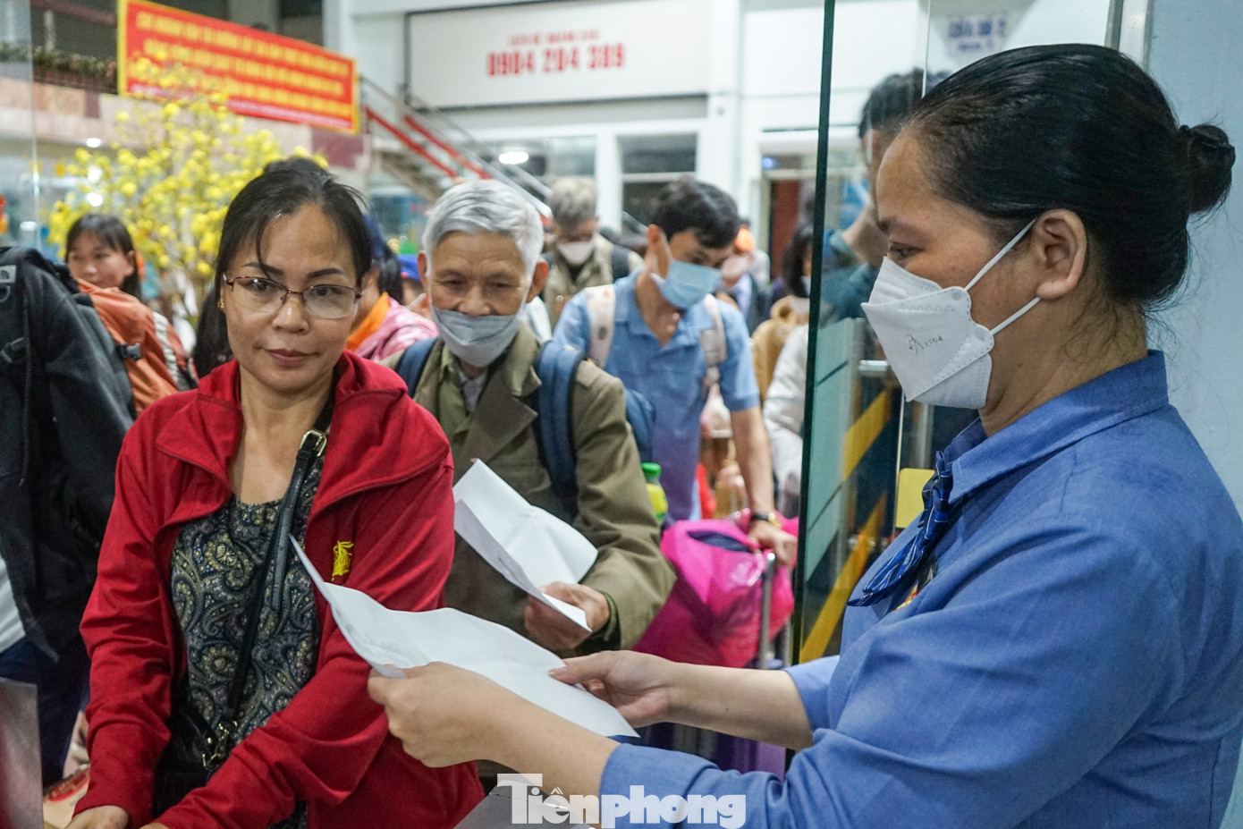 Gắn bó lâu năm với ga Sài Gòn, một số nhân viên soát vé tại ga cho biết đã có hơn 10 năm đón giao thừa trên sân ga này.