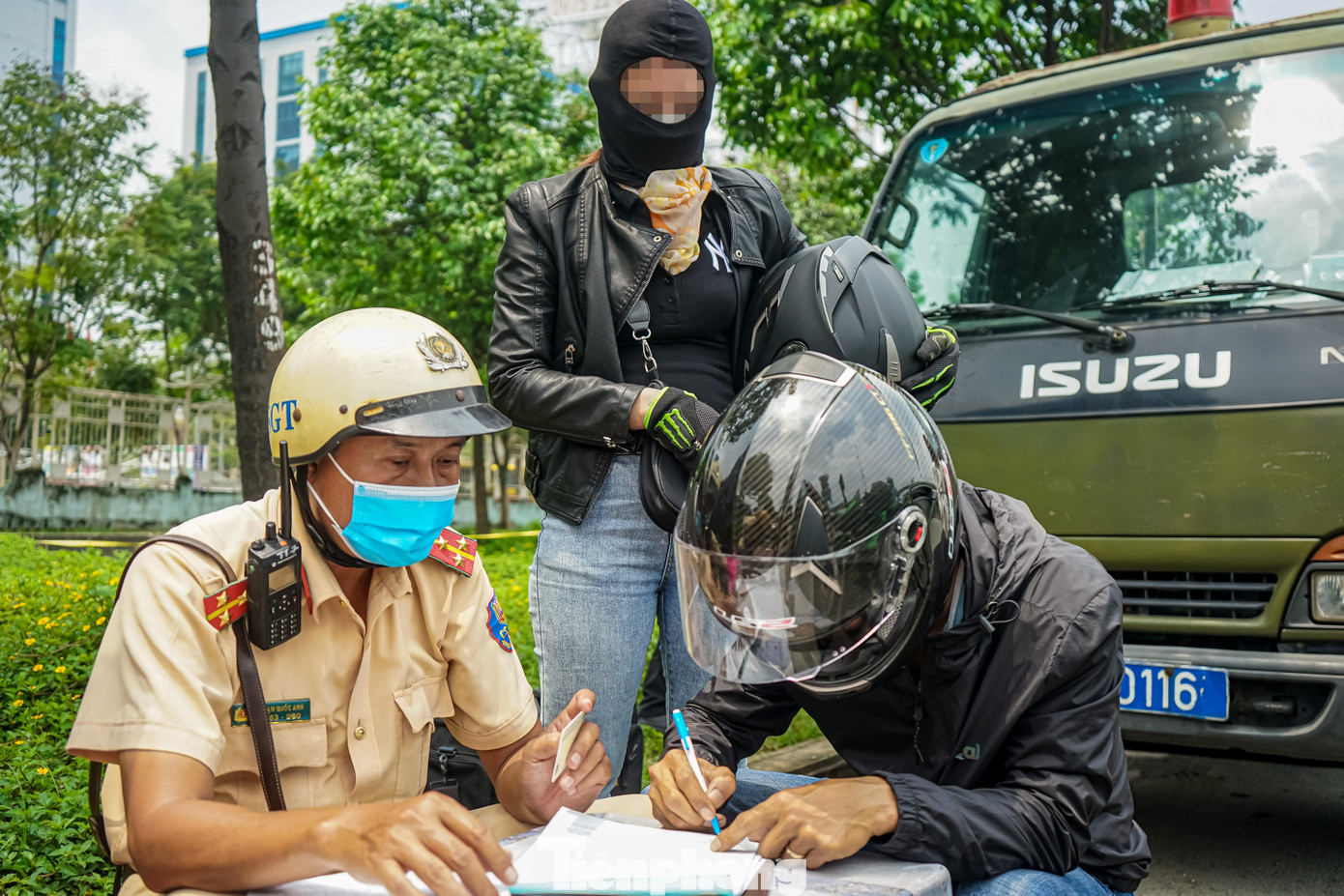 Thông qua hình ảnh từ máy đo tốc độ, anh S chạy xe với tốc độ lên đến 67km/h nên tổ công tác đã tiến hành lập biên bản xử phạt hành chính về lỗi chạy quá tốc độ đối với anh S. Đối với lỗi này, anh S sẽ bị phạt 350.000 và tước giấy phép lái xe từ 2-4 tháng. Thông qua hình ảnh từ máy đo tốc độ, anh S chạy xe với tốc độ lên đến 67km/h nên tổ công tác đã tiến hành lập biên bản xử phạt hành chính về lỗi chạy quá tốc độ đối với anh S. Đối với lỗi này, anh S sẽ bị phạt 350.000 và tước giấy phép lái xe từ 2-4 tháng.