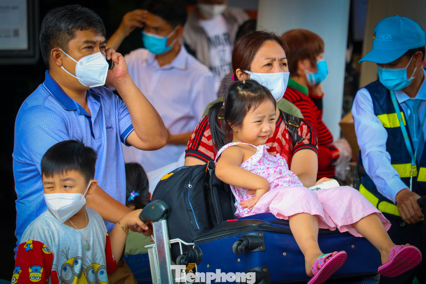 Đa phần người dân đáp chuyến bay vào buổi trưa đều mệt mỏi vì phải di chuyển một chặng đường khá dài và chen nhau ra khỏi sân bay.