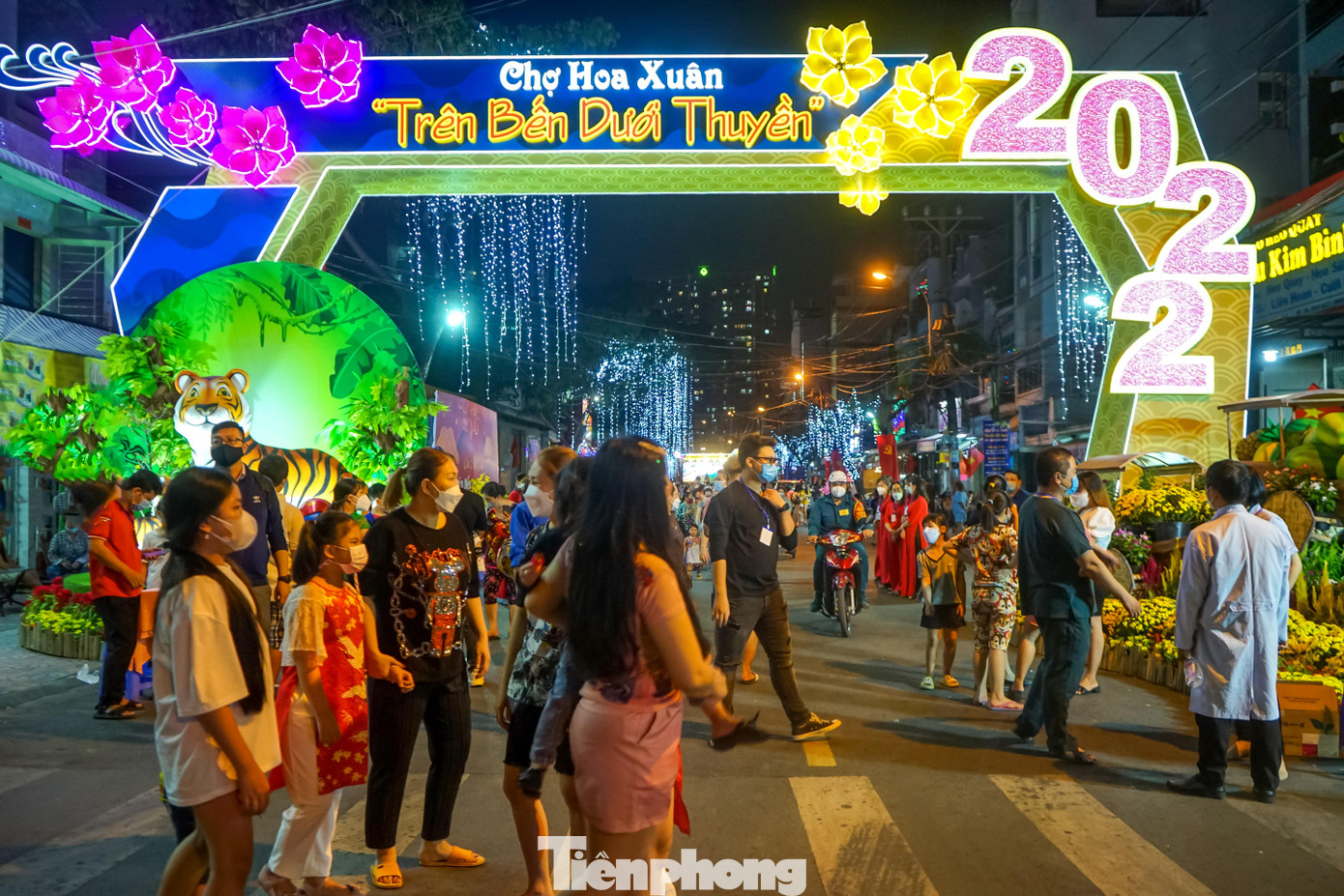 Ngoài ra, UBND Quận 8 cũng sẽ tổ chức chợ hoa Tết trên đường Tạ Quang Bửu với 3 cổng chào tại nút giao với đường Dương Quang Đông, Quốc lộ 50 và Phạm Hùng. Tuyến đường tổ chức chợ hoa dự kiến dài khoảng 2 km (dọc theo kênh Tàu Hũ) sẽ được lắp đặt đèn led hiệu ứng màu, kết hợp chiếu sáng nghệ thuật. Ngoài ra, UBND Quận 8 cũng sẽ tổ chức chợ hoa Tết trên đường Tạ Quang Bửu với 3 cổng chào tại nút giao với đường Dương Quang Đông, Quốc lộ 50 và Phạm Hùng. Tuyến đường tổ chức chợ hoa dự kiến dài khoảng 2 km (dọc theo kênh Tàu Hũ) sẽ được lắp đặt đèn led hiệu ứng màu, kết hợp chiếu sáng nghệ thuật.