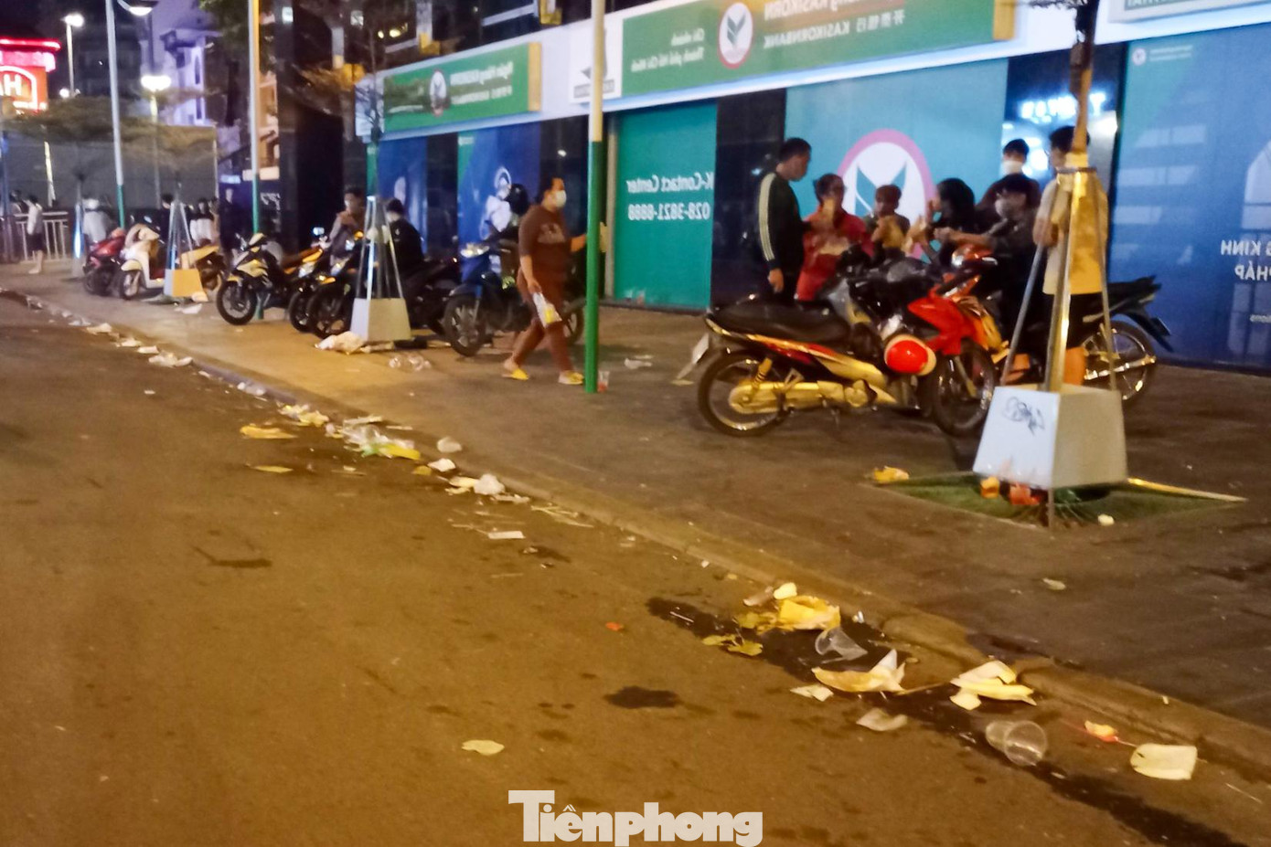 Ngoài đường Lê Lợi, phóng viên Tiền Phong ghi nhận tình trạng rác thải tràn sang các tuyến đường xung quanh như Ngô Đức Kế, Huỳnh Thúc Kháng và cả trên phố đi bộ Nguyễn Huệ.