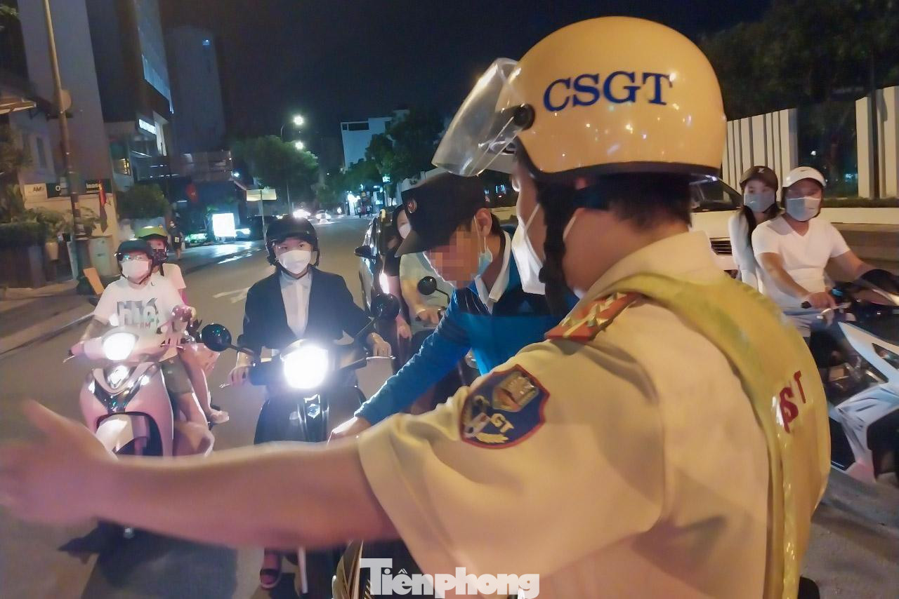 Ngoài việc lập chốt kiểm tra thường xuyên trên các tuyến đường, các đội và trạm CSGT thuộc Phòng PC08 đã trực tiếp đến vận động các cơ sở kinh doanh ăn uống, nhà hàng, karaoke… thực hiện việc nhắc nhở thực khách đến ăn uống hạn chế sử dụng rượu bia nếu điều khiển phương tiện giao thông. Ngoài việc lập chốt kiểm tra thường xuyên trên các tuyến đường, các đội và trạm CSGT thuộc Phòng PC08 đã trực tiếp đến vận động các cơ sở kinh doanh ăn uống, nhà hàng, karaoke… thực hiện việc nhắc nhở thực khách đến ăn uống hạn chế sử dụng rượu bia nếu điều khiển phương tiện giao thông.