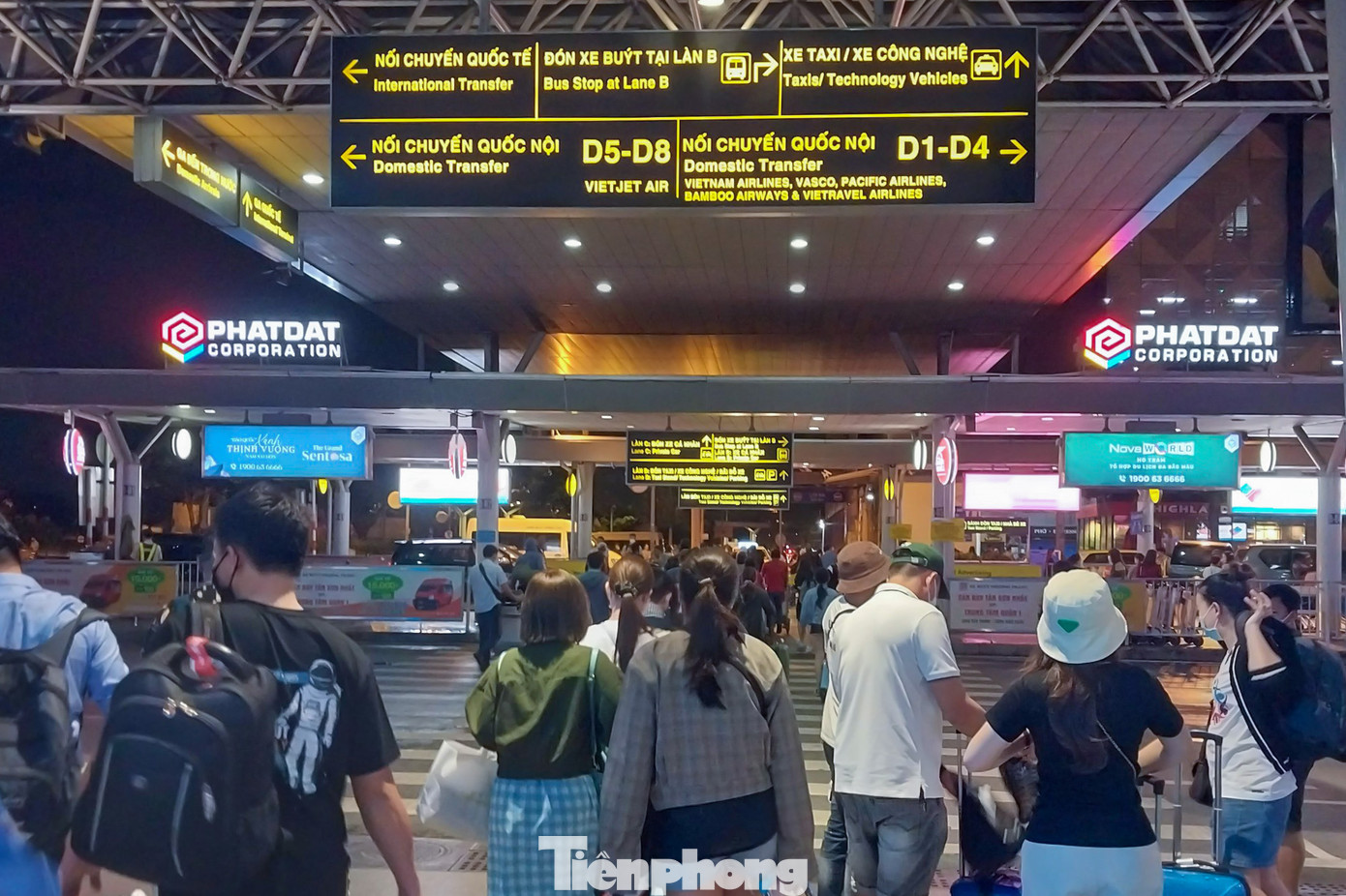 Trong tối nay, khu vực ga đến tại sân bay Tân Sơn Nhất cũng có khá đông hành khách đáp chuyến đến TPHCM du lịch trong dịp Tết