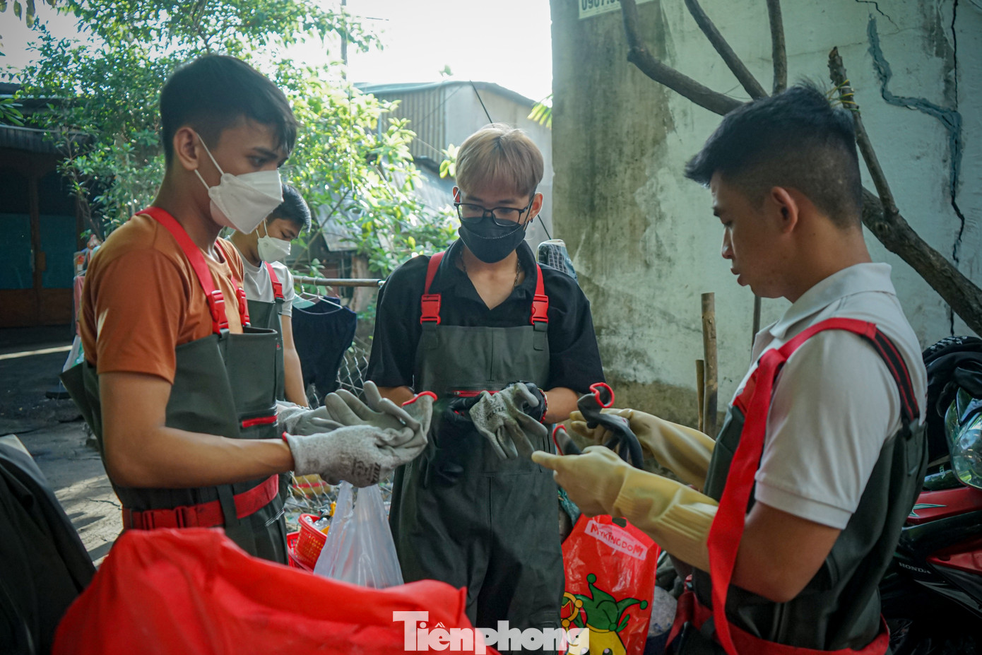 Để đảm bảo an toàn, ngoài một số dụng cụ cơ bản như rổ lớn, bịch nilon và cào, dây....các bạn trẻ phải mang 3 lớp găng tay gồm: găng tay y tế trong cùng, tiếp đến là găng chống cắt, ngoài cùng là loại găng tay chống nước.