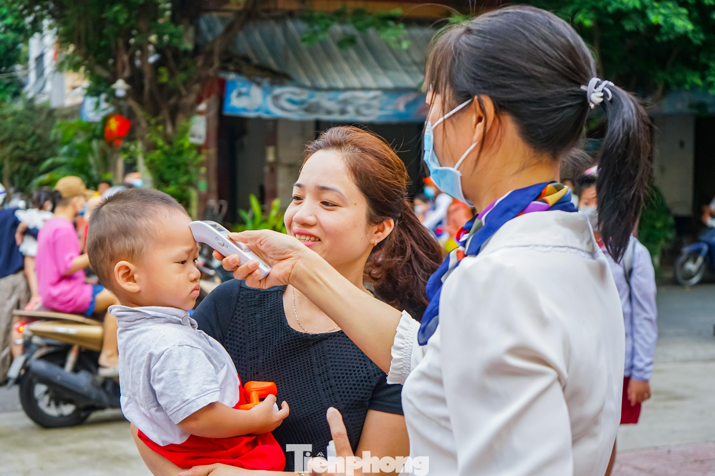 Một giáo viên của trường cho biết, mặc dù tình hình dịch bệnh đã được kiểm soát nhưng nhà trường vẫn mua sắm đầy đủ dung dịch sát khuẩn, thiết bị đo thân nhiệt cho học sinh và phụ huynh ngay từ cổng trường trước khi tham dự lễ khai giảng.