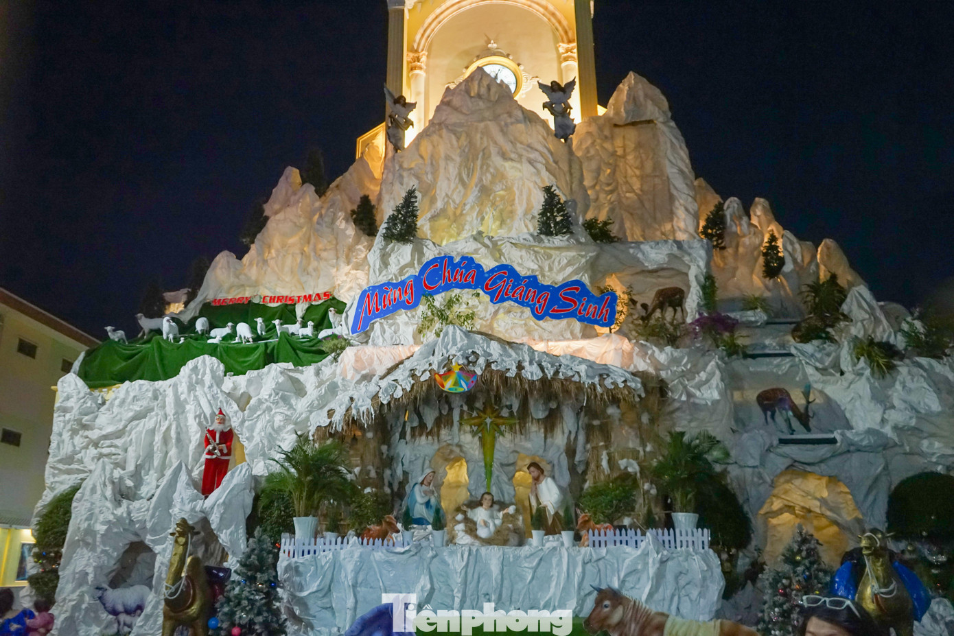 Ghi nhận của Tiền Phong vào tối 19/12 tại xóm đạo trên đường Phạm Thế Hiển nơi được mệnh danh là xóm đạo lớn nhất TPHCM đã tràn ngập sắc màu đón Giáng sinh. Ghi nhận của Tiền Phong vào tối 19/12 tại xóm đạo trên đường Phạm Thế Hiển nơi được mệnh danh là xóm đạo lớn nhất TPHCM đã tràn ngập sắc màu đón Giáng sinh.