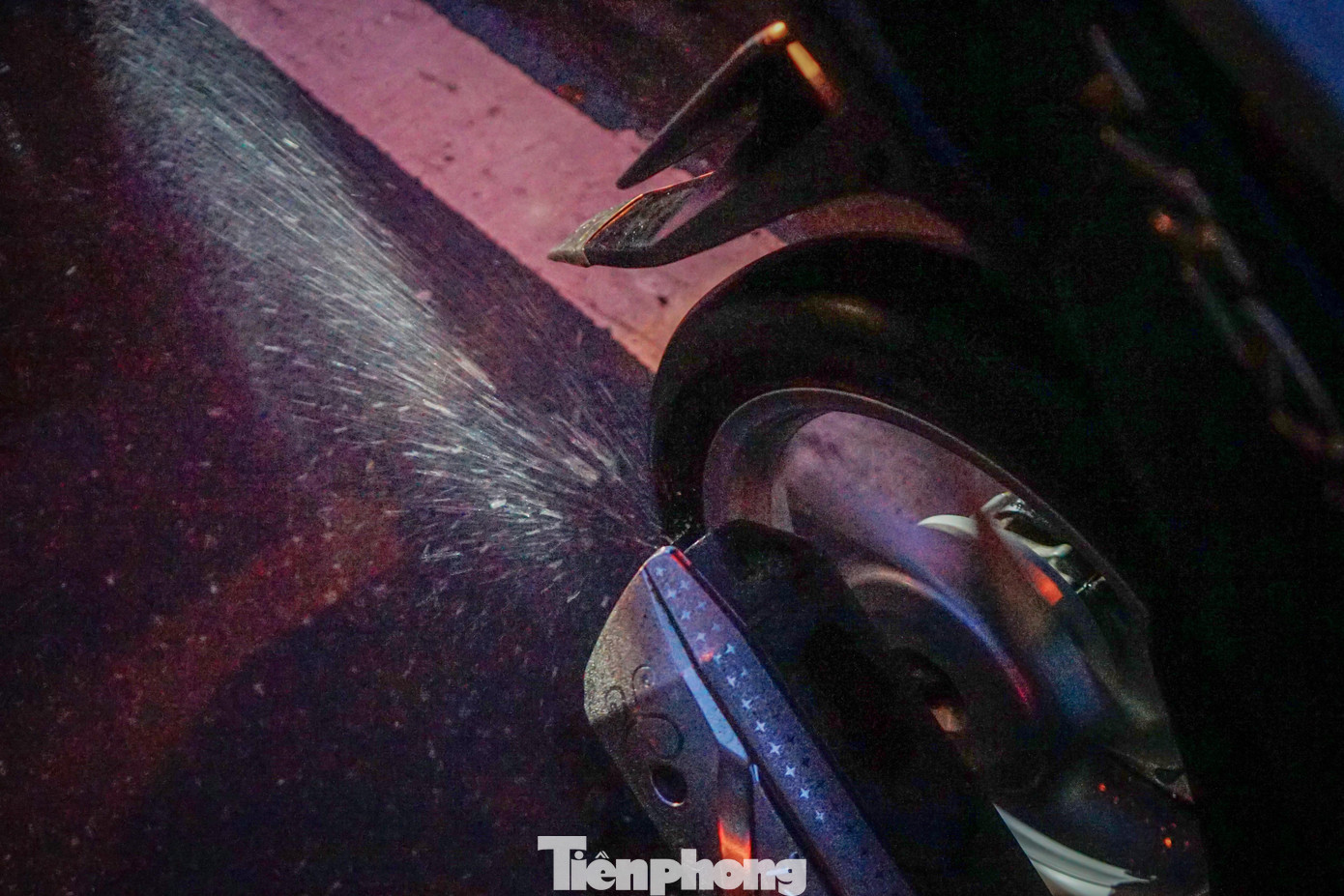 Hầu hết các phương tiện bị tắt máy khi lưu thông qua điểm ngập là do nước vào bộ phận pô xe và bộ phận bugi