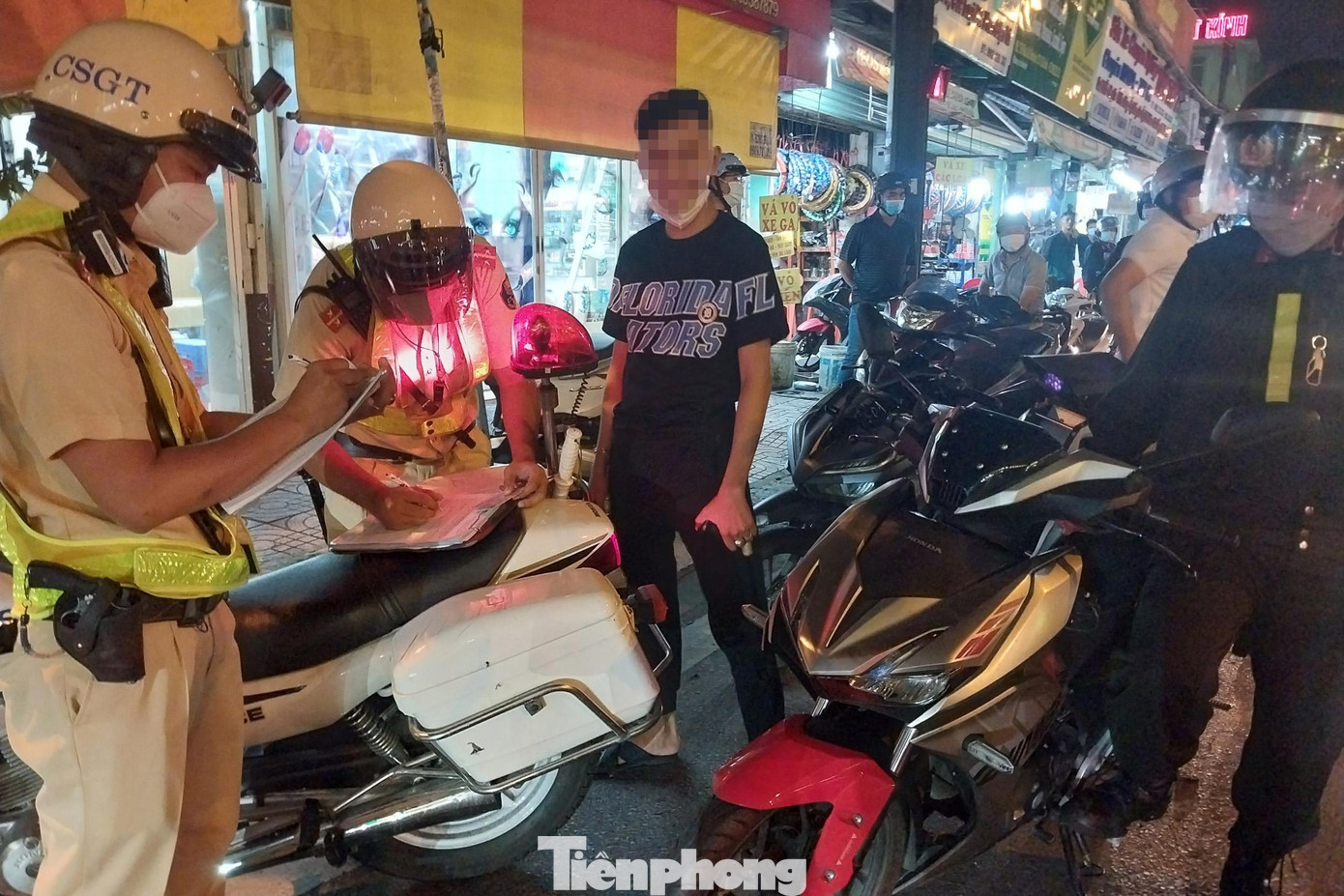 Trong quá trình tổ công tác kiểm tra nam thanh niên cho biết mình đang trên đường đi đến nhà bạn gần đó nên không đội mũ bảo hiểm. Thấy nam thanh niên chấp hành tốt việc kiểm tra hành chính và có mang đầy đủ giấy tờ nên tổ công tác tiến hành nhắc nhở và cho họ tiếp tục lưu thông. Trong quá trình tổ công tác kiểm tra nam thanh niên cho biết mình đang trên đường đi đến nhà bạn gần đó nên không đội mũ bảo hiểm. Thấy nam thanh niên chấp hành tốt việc kiểm tra hành chính và có mang đầy đủ giấy tờ nên tổ công tác tiến hành nhắc nhở và cho họ tiếp tục lưu thông.