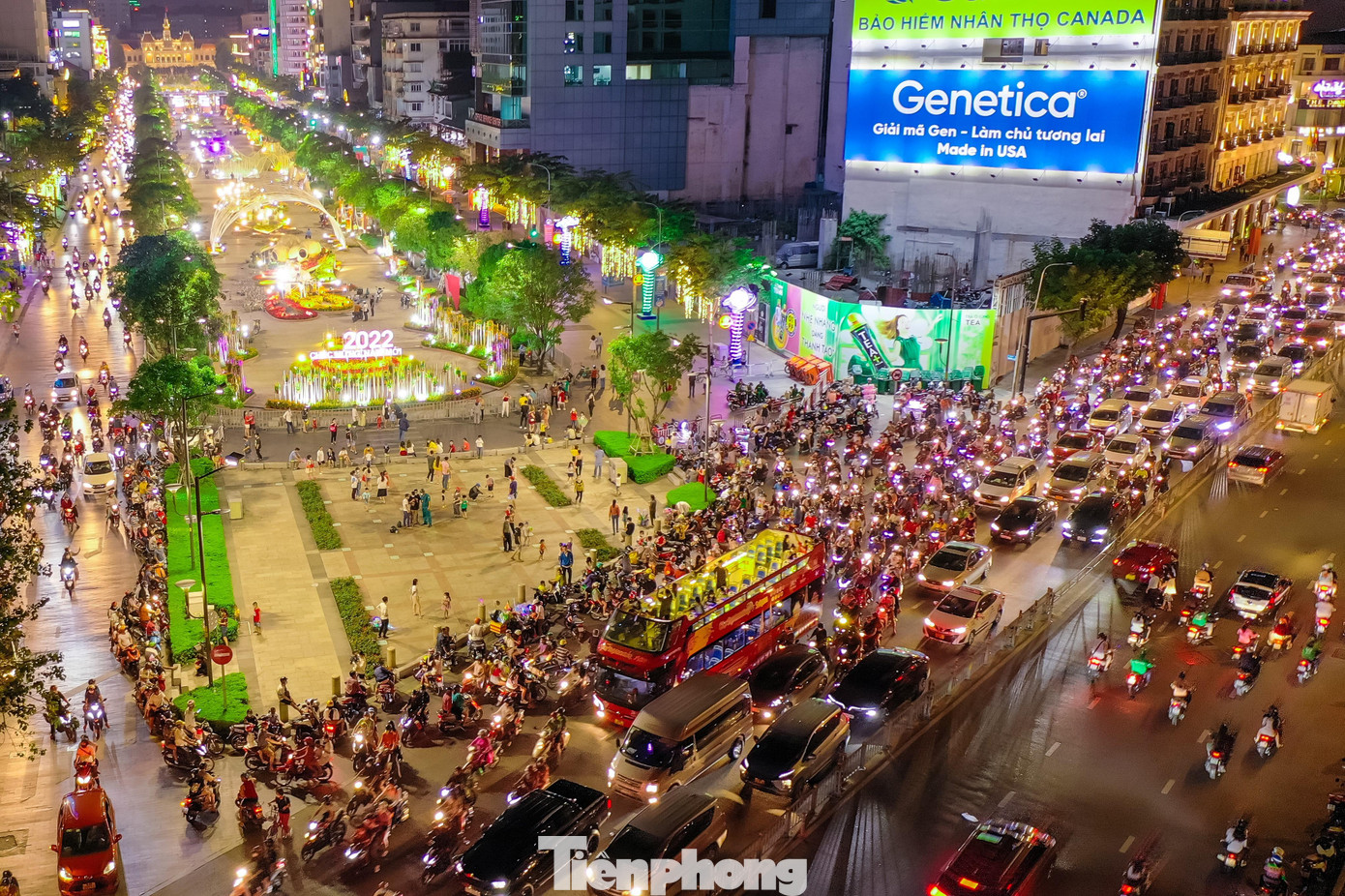 Sau lễ khai mạc, các lãnh đạo TƯ và UBND thành phố cùng người dân chính thức được du xuân, thưởng ngoạn. Đường hoa Nguyễn Huệ 2022 sẽ mở cửa phục vụ người dân từ 19h ngày 29/1 đến 17h ngày 4/2 (tức từ 27 tháng Chạp đến mùng 4 Tết). Sau lễ khai mạc, các lãnh đạo TƯ và UBND thành phố cùng người dân chính thức được du xuân, thưởng ngoạn. Đường hoa Nguyễn Huệ 2022 sẽ mở cửa phục vụ người dân từ 19h ngày 29/1 đến 17h ngày 4/2 (tức từ 27 tháng Chạp đến mùng 4 Tết).