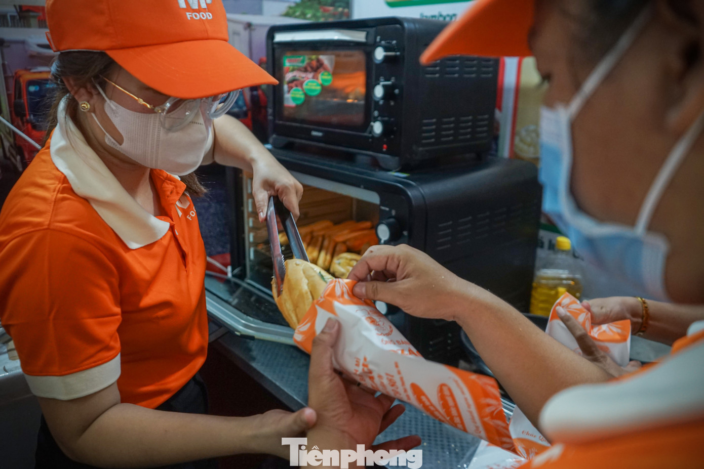 Ngoài ra, khách tham quan tại Lễ hội bánh mì còn được trải nghiệm nhiều hoạt động đặc sắc như công diễn, giới thiệu 105 món ăn kèm bánh mì, thưởng thức bánh mì tại lò, chứng kiến và thưởng thức các loại bánh mì làm từ rau củ quả Việt Nam.