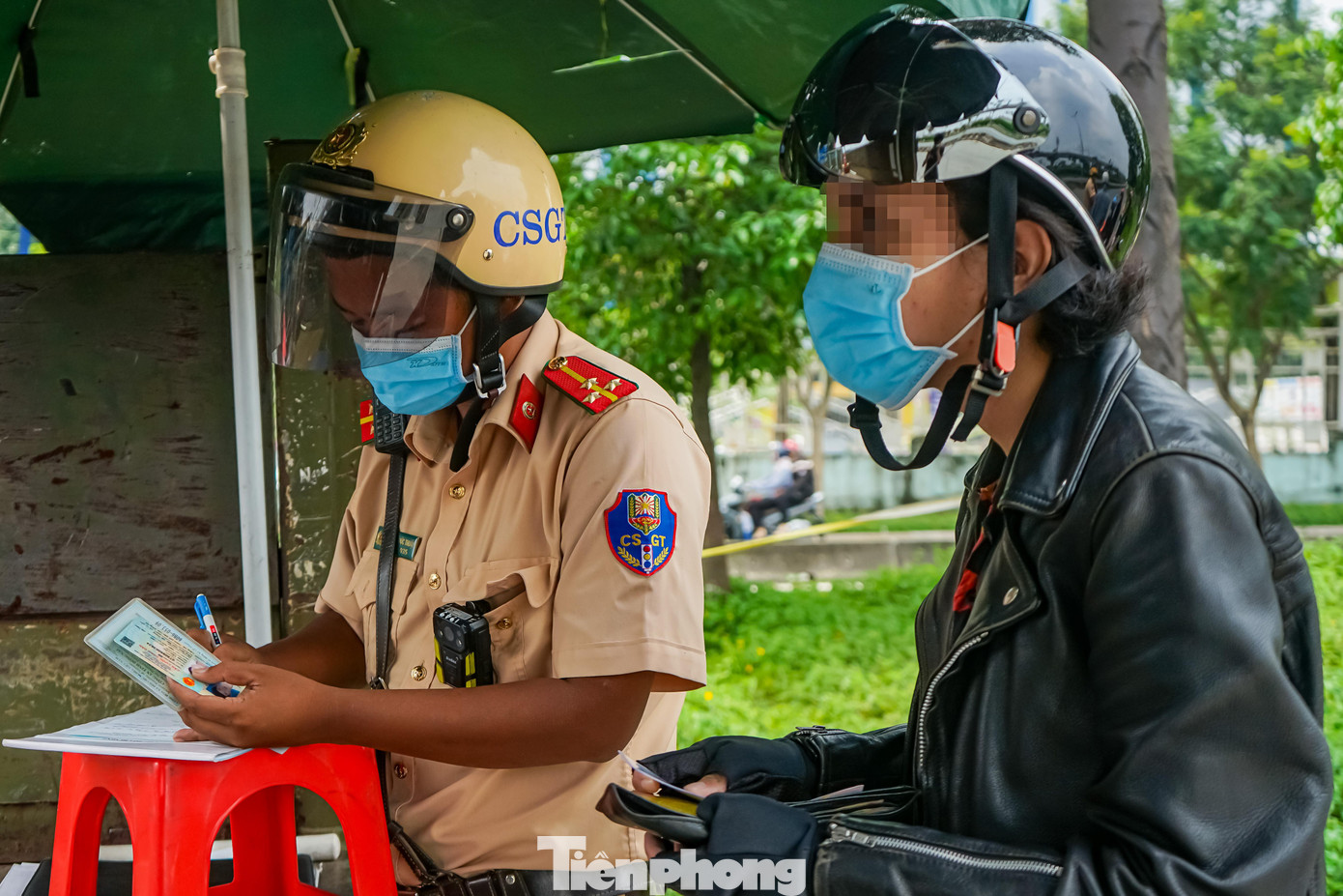 Thông qua hình ảnh từ máy đo tốc độ, anh L vi phạm tốc độ (lưu thông đến 67km/h) còn anh G lưu thông đến 68km/h. Tổ công tác đã tiến hành lập biên bản xử phạt hành chính đối với 2 trường hợp trên. Thông qua hình ảnh từ máy đo tốc độ, anh L vi phạm tốc độ (lưu thông đến 67km/h) còn anh G lưu thông đến 68km/h. Tổ công tác đã tiến hành lập biên bản xử phạt hành chính đối với 2 trường hợp trên.