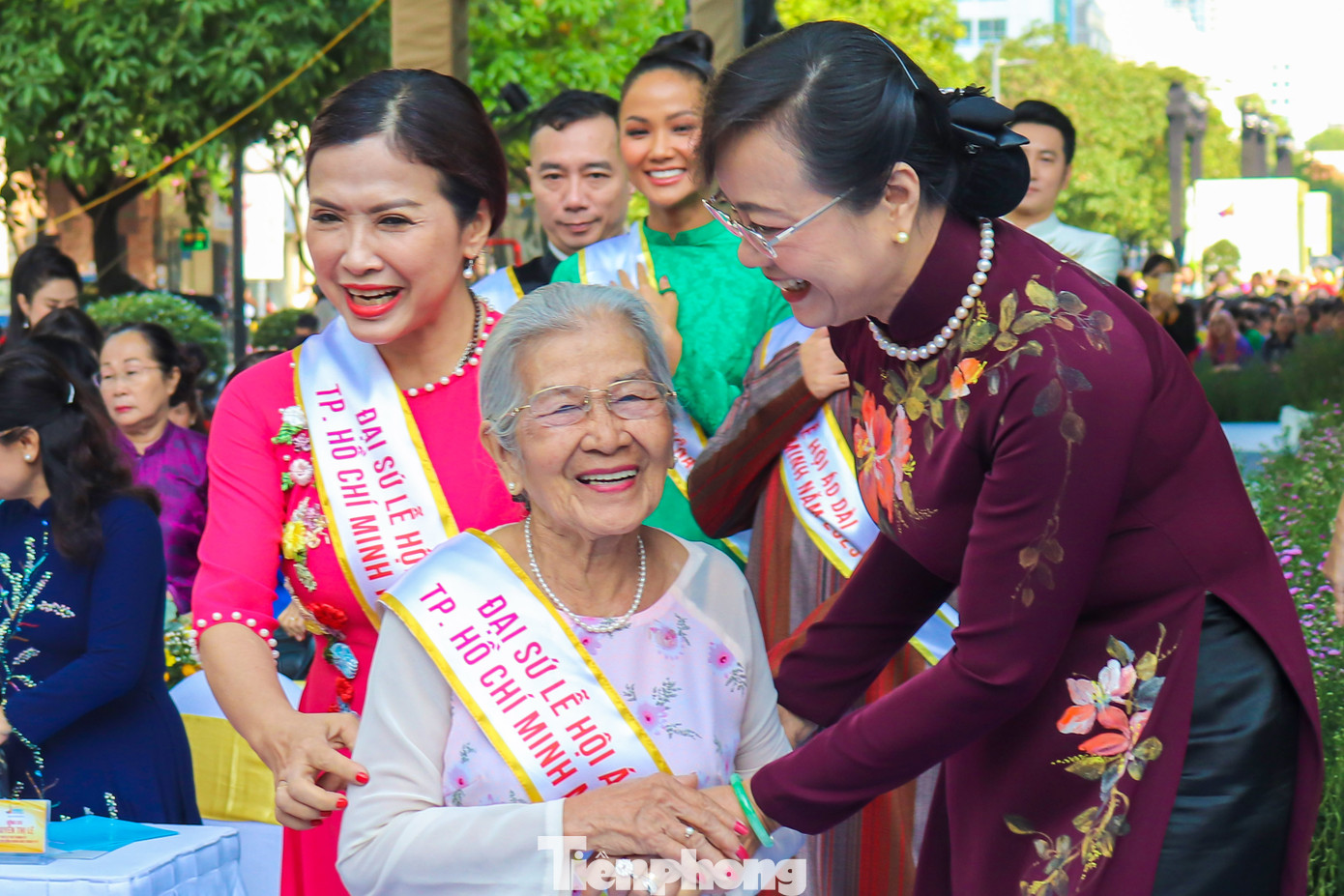 Đặc biệt, chương trình diễu hành còn có sự tham dự của đại sứ áo dài là hoa hậu, văn nghệ sĩ nổi tiếng cùng hơn 100 học sinh đến từ trường THPT trên địa bàn thành phố.