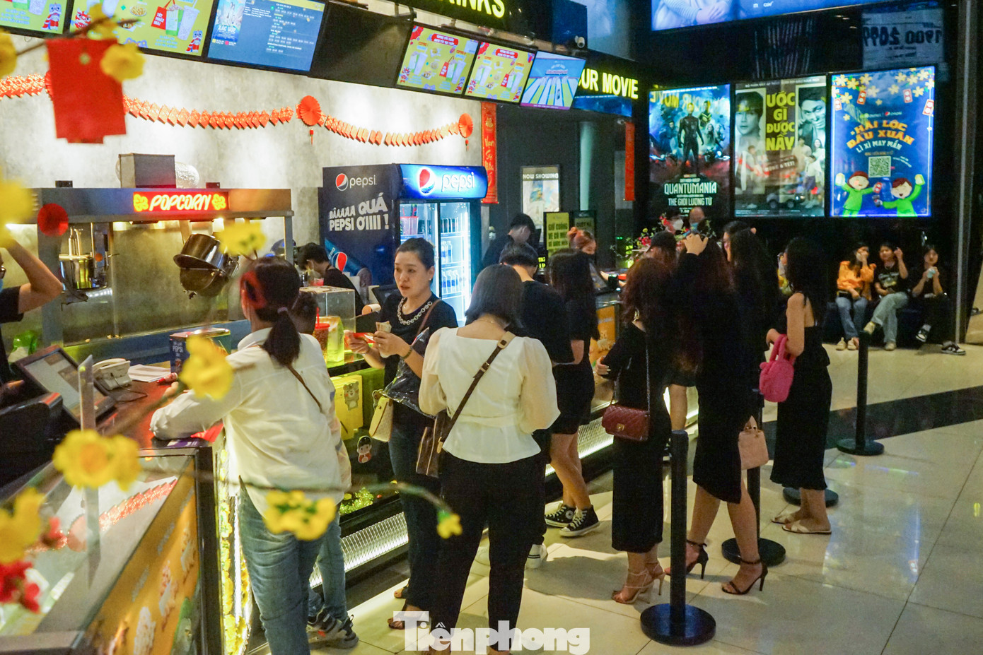 Tại cụm rạp BHD Star Thảo Điền (TP Thủ Đức) vào chiều mùng 2 Tết, dù mới là những suất chiếu sớm nhưng khách đến rạp mua vé xem phim rất đông.