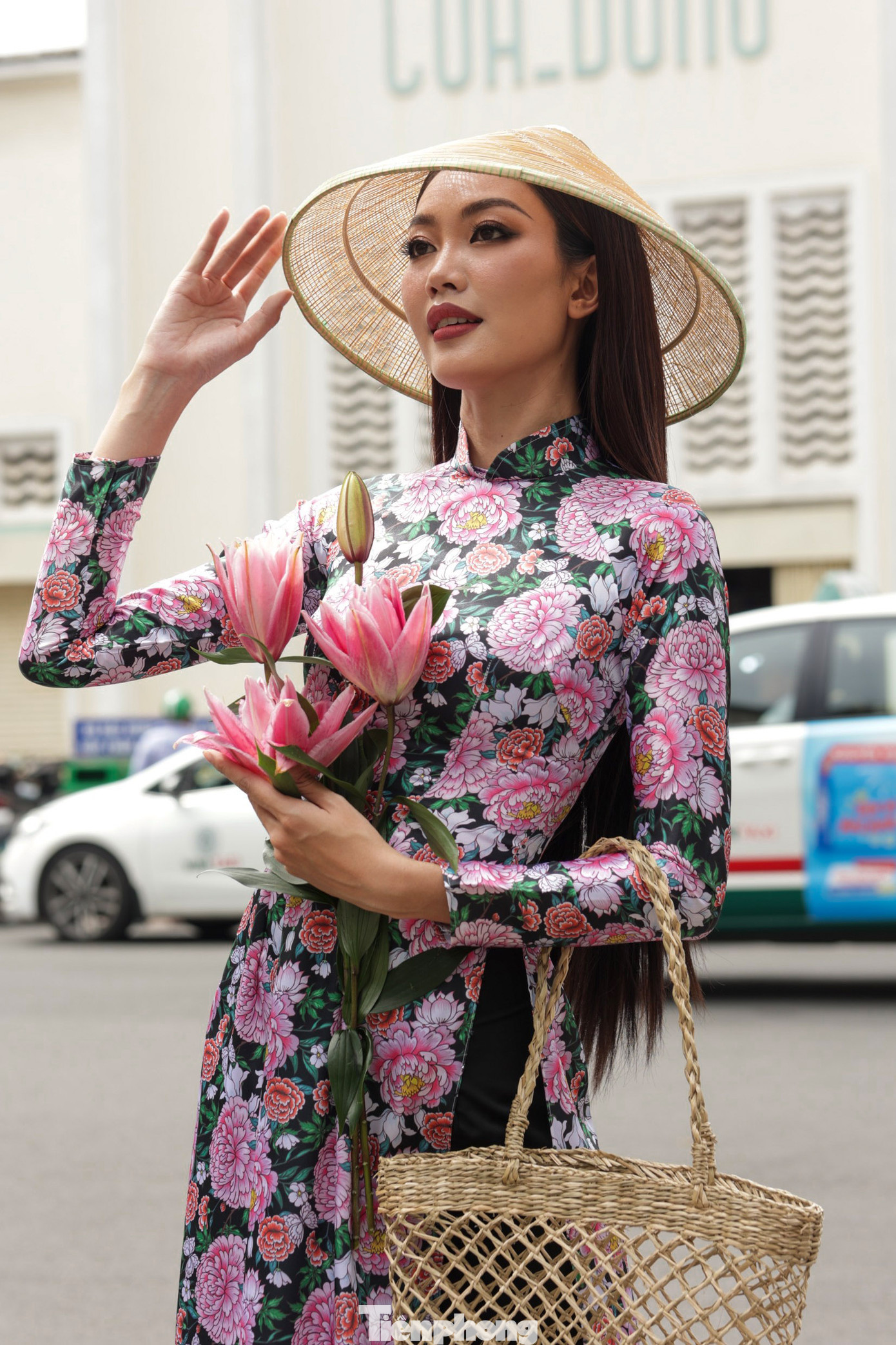 Ngoài ra, khu vực này trong sáng nay còn có sự xuất hiện của Hoa khôi Sông Vàm 2022 Huỳnh Đào Diễm Trinh, cùng êkíp cũng tham gia chụp ảnh đăng lên các trang mạng xã hội nhằm quảng bá hình ảnh chiếc áo dài Việt Nam đến du khách quốc tế.