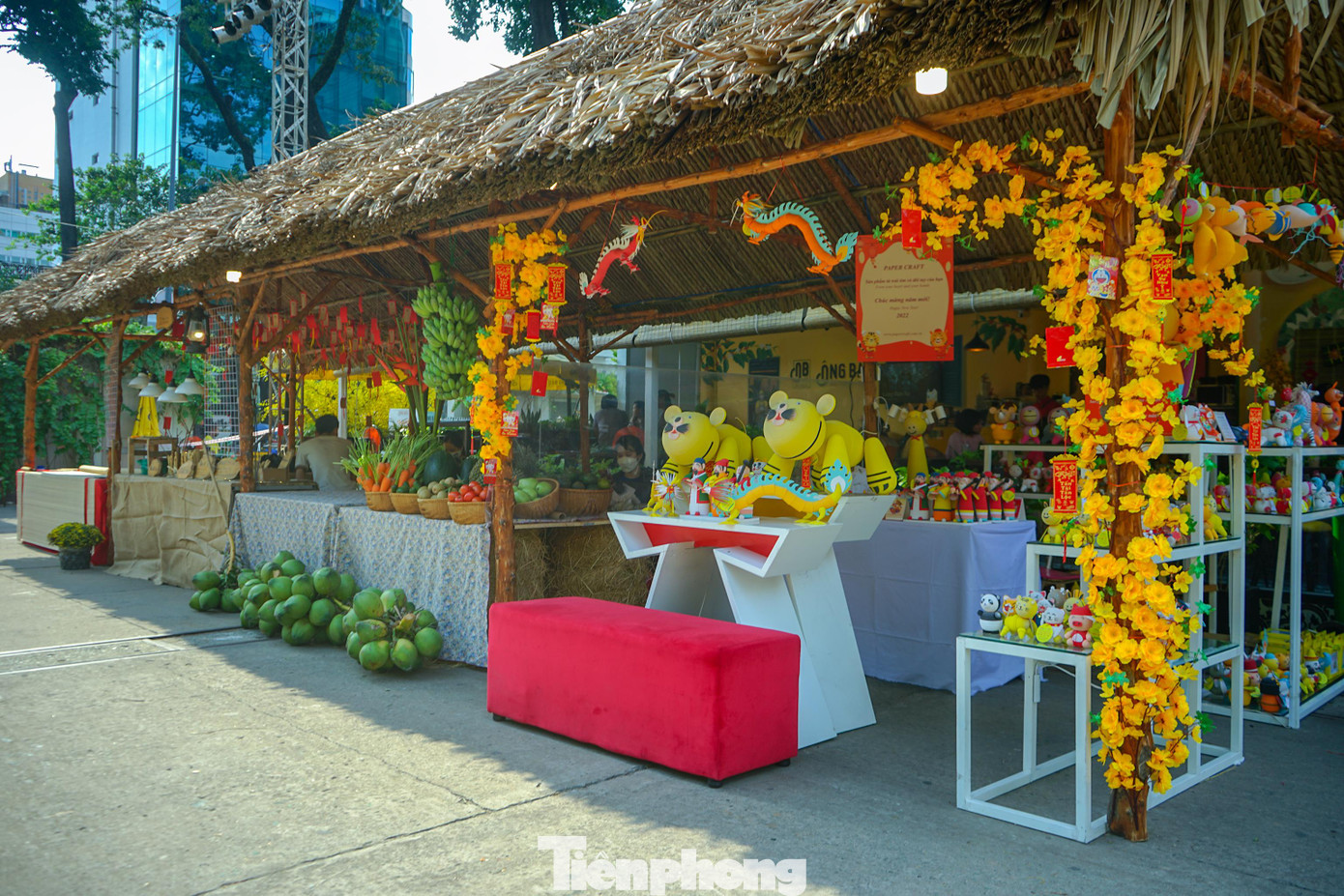 Ngoài các quầy hàng thư pháp và các tiểu cảnh, Ban tổ chức còn dựng thêm các quầy hàng làng nghề truyền thống