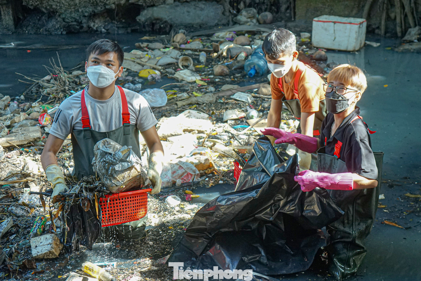 Những kênh rạch nước đen kịt, lẫn lộn nhiều loại rác hôi thối và những chiếc kim tiêm nằm lẩn khuất đâu đó ... không làm "biệt đội" Sài Gòn Xanh chùn bước.