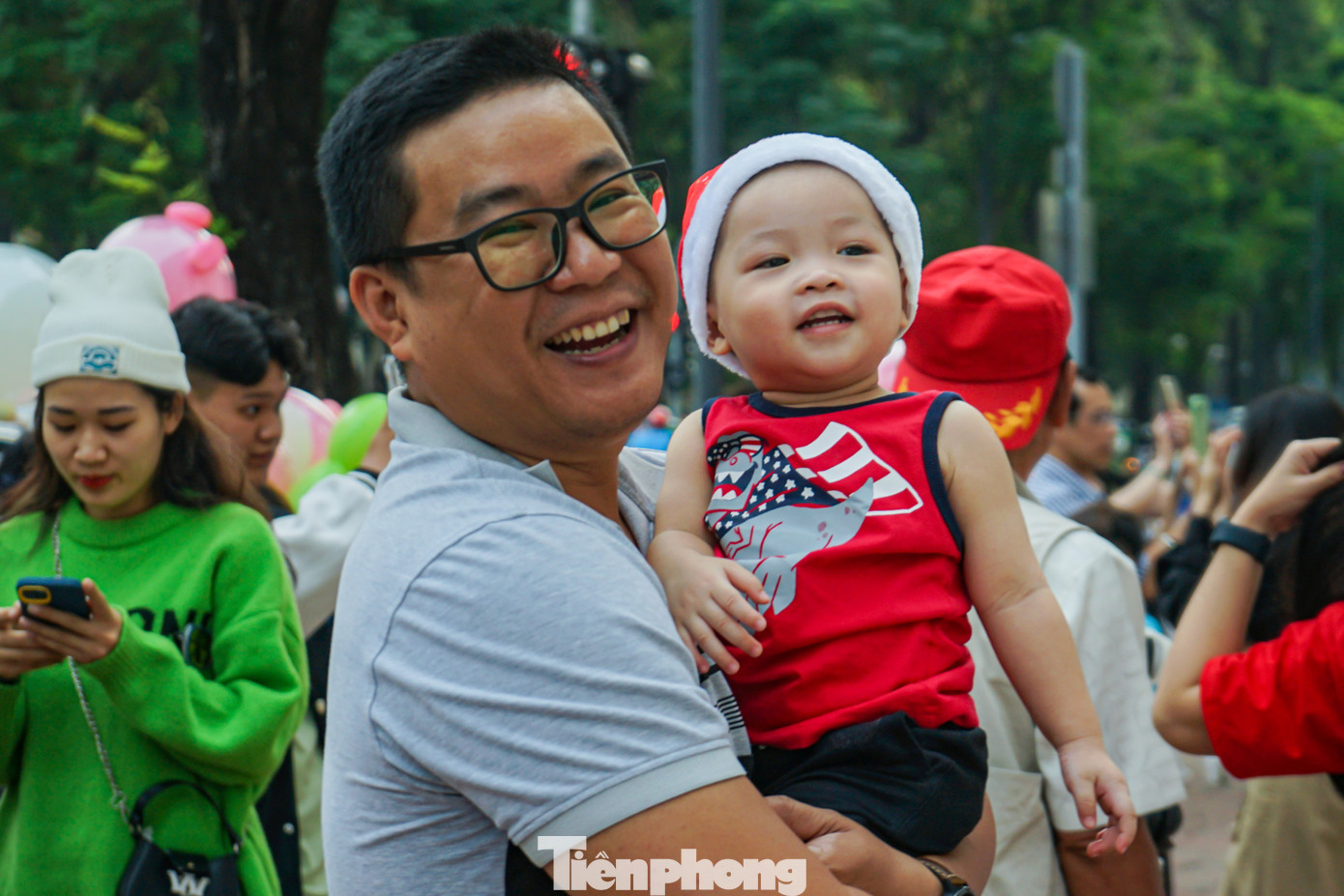 "Dù biết thời gian vẫn còn khá sớm nhưng chụp ảnh tại khung giờ này mang lại cảm giác thú vị cho hai cha con tôi. Đặc biệt là có thể cảm nhận được không khí giáng sinh đang đến gần", anh Huỳnh Anh Tú (ngụ quận 1) chia sẻ.