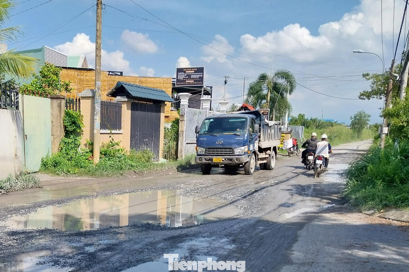 Anh M (người dân sinh sống tại đường Trường Lưu) cho biết: “Tình trạng này đã diễn ra hơn 3 tháng nay, hầu hết các phương tiện quá tải chạy qua đoạn đường này đều chạy sai giờ”.