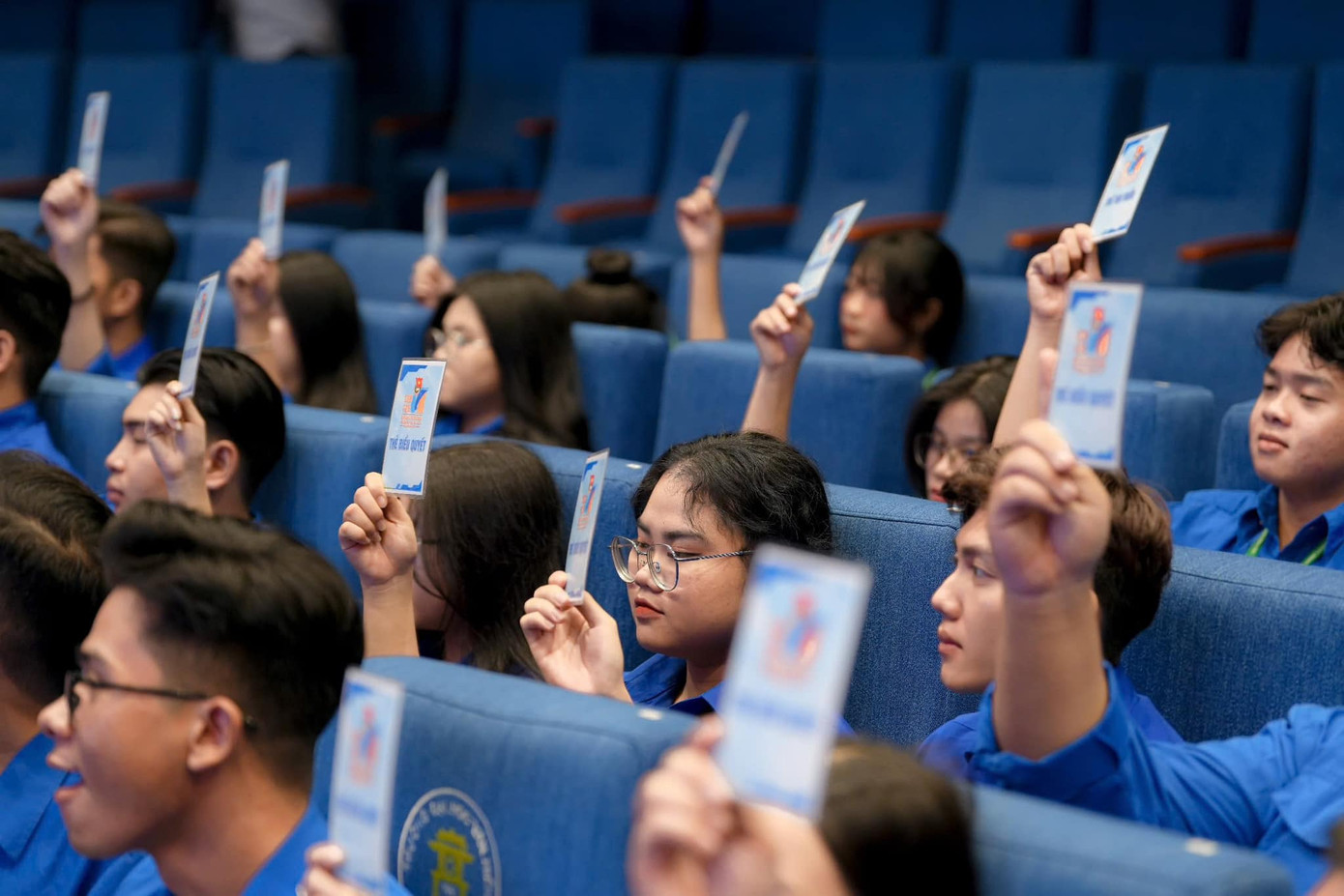 Các đại biểu tham gia biểu quyết các nội dung tại Đại hội.