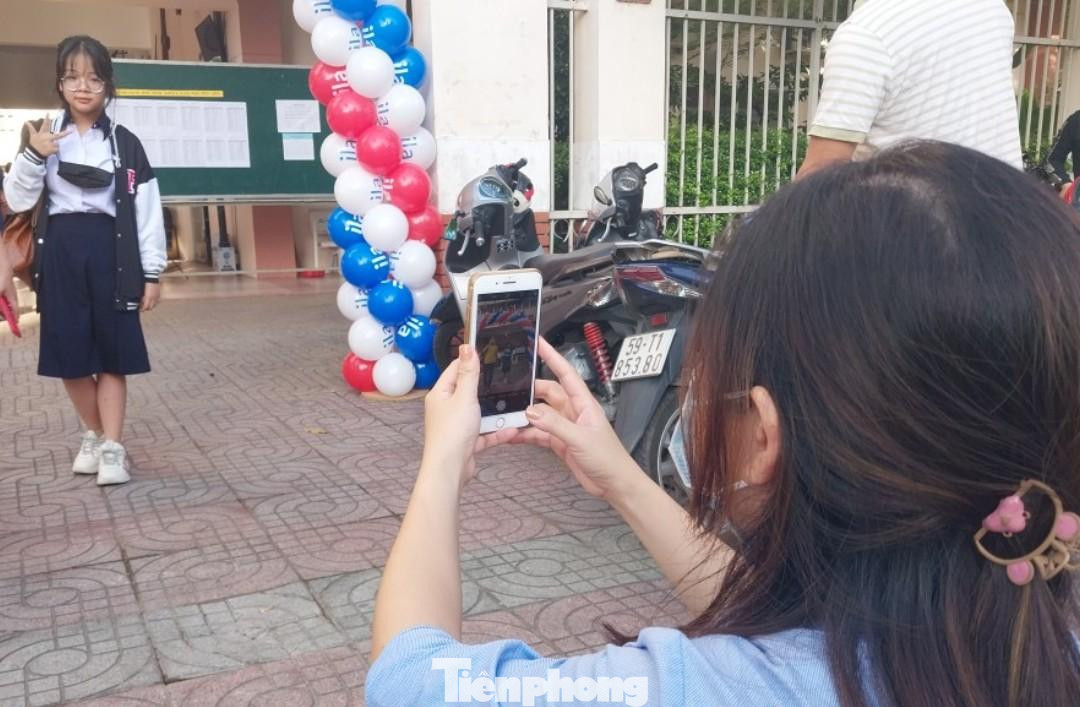 Nhiều phụ huynh cho biết các bé rất háo hức, không tỏ ra lo lắng, sợ sệt, thậm chí có gia đình còn tranh thủ chụp lại kỷ niệm ngày đầu con mình vào lớp 1 trong thời tiết mát mẻ.