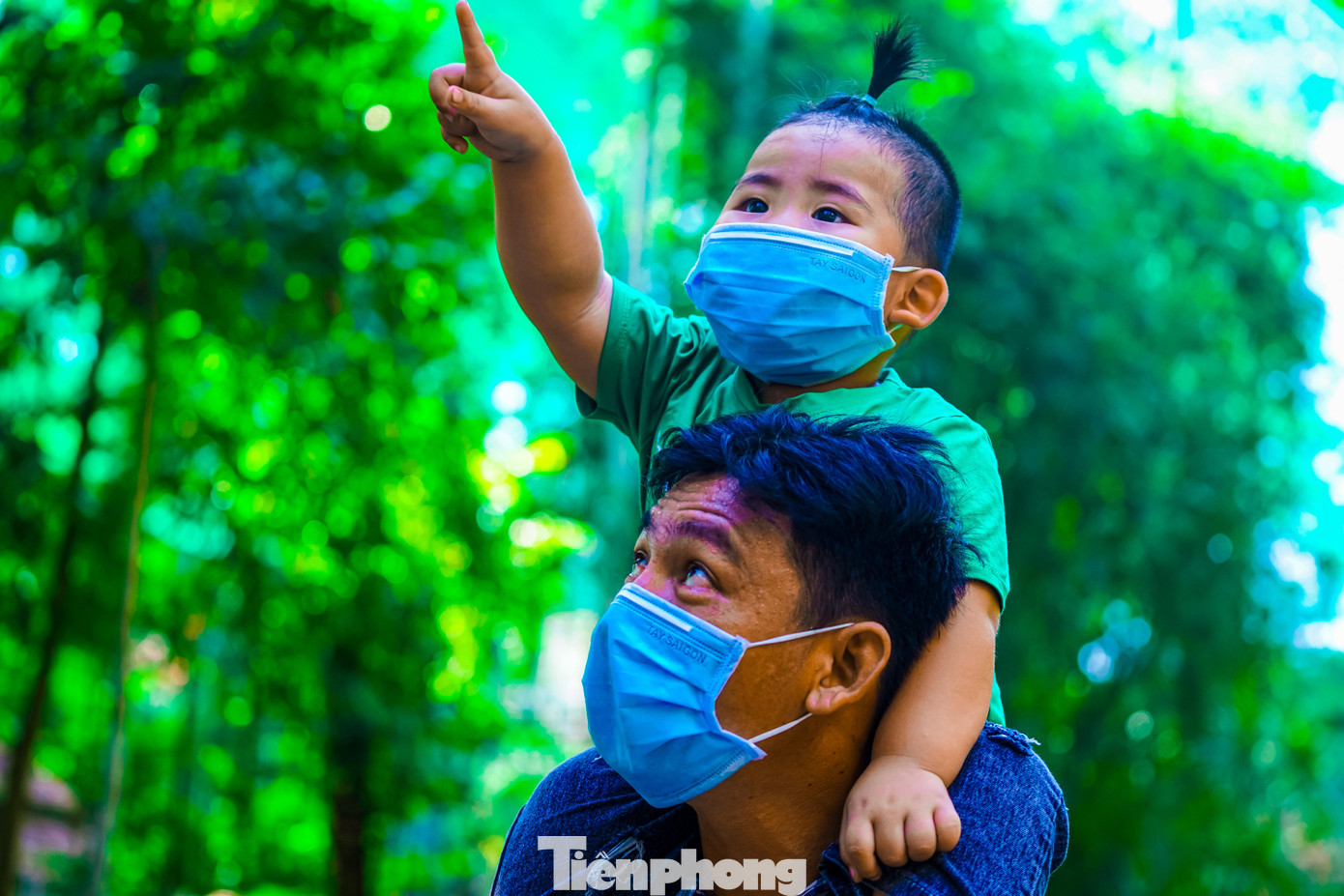 Anh Phạm Ngọc Thanh (ngụ tỉnh Tiền Giang) cho biết, đây là lần đầu tiên anh đưa con mình đến đây để vui chơi trong dịp Tết. Mấy năm trước, anh Thanh cùng con đều chọn cách lui tới những địa điểm du xuân gần nhà. Nhưng năm nay vì nghe nhiều người nói sở thú trên thành phố có nhiều thứ thú vị nên anh mới quyết định chở con đi tới đây một chuyến cho biết. Anh Phạm Ngọc Thanh (ngụ tỉnh Tiền Giang) cho biết, đây là lần đầu tiên anh đưa con mình đến đây để vui chơi trong dịp Tết. Mấy năm trước, anh Thanh cùng con đều chọn cách lui tới những địa điểm du xuân gần nhà. Nhưng năm nay vì nghe nhiều người nói sở thú trên thành phố có nhiều thứ thú vị nên anh mới quyết định chở con đi tới đây một chuyến cho biết.