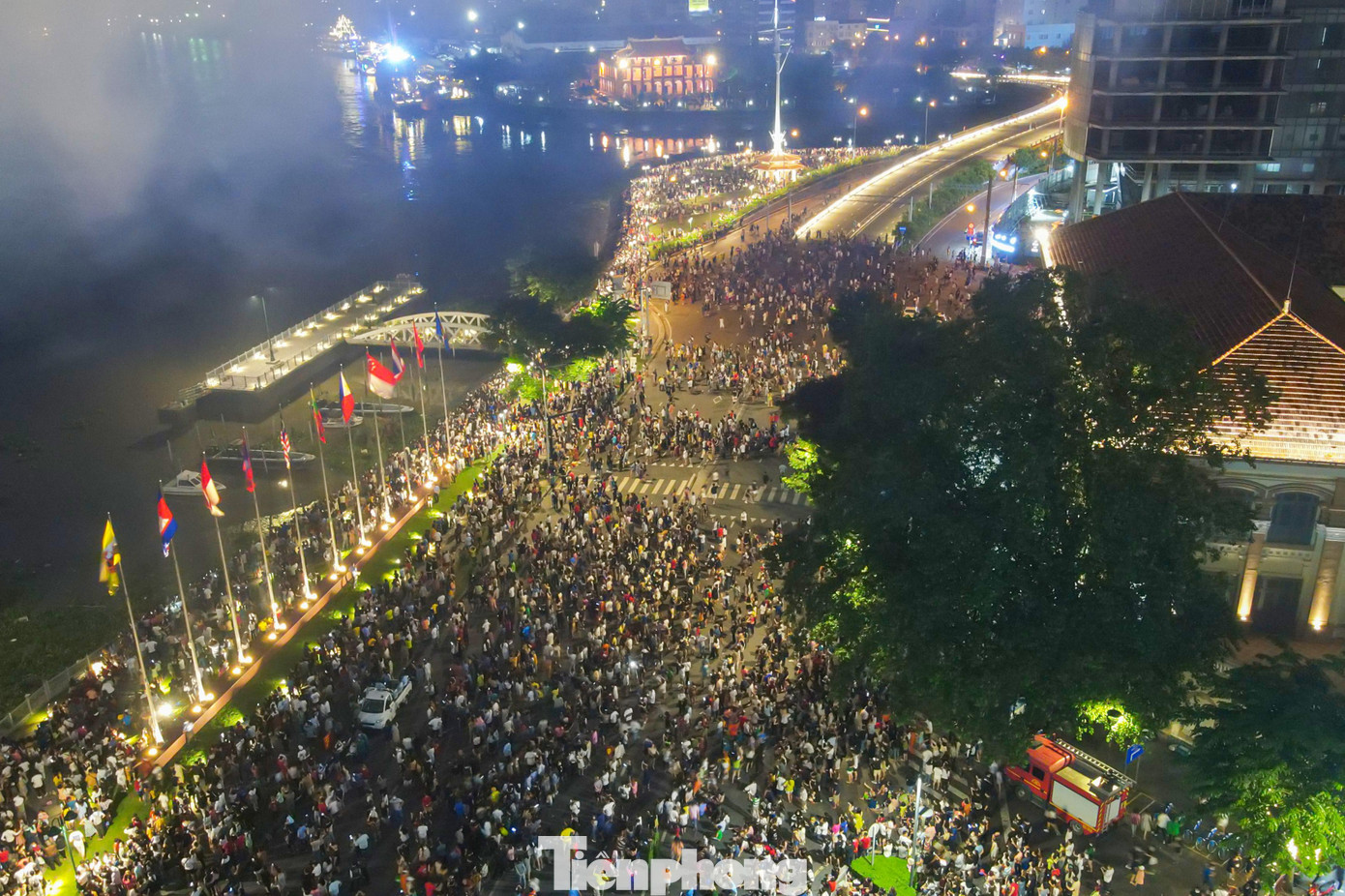 Khi thành phố lên đèn, nhiều tuyến đường xung quanh khu vực trung tâm TPHCM đã đông kín người chờ xem bắn pháo hoa.