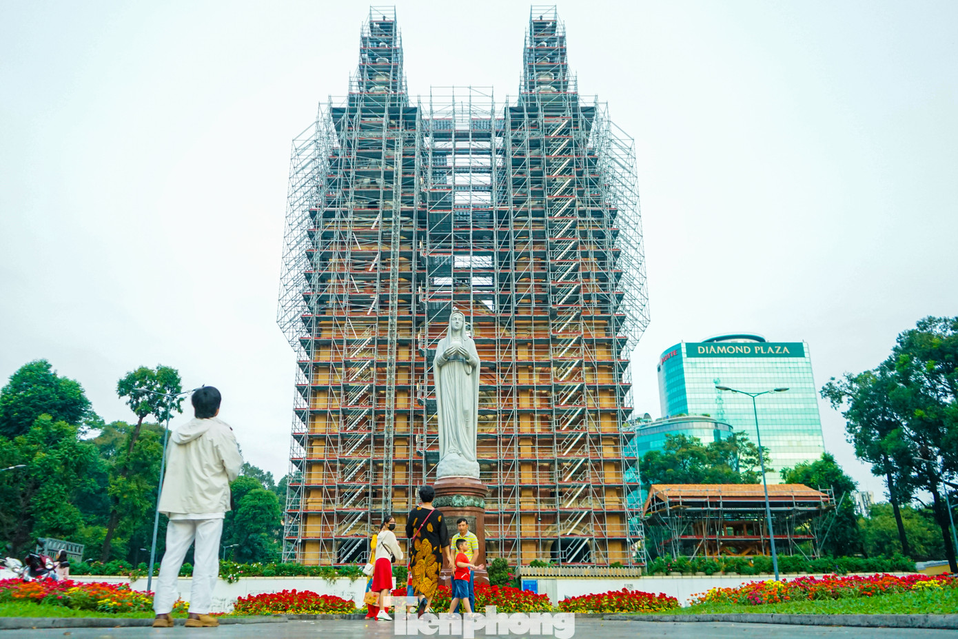Một số giáo dân và du khách đứng bên ngoài Nhà thờ Đức Bà Sài Gòn. Trong sáng mùng Một Tết, thời tiết TPHCM se lạnh.