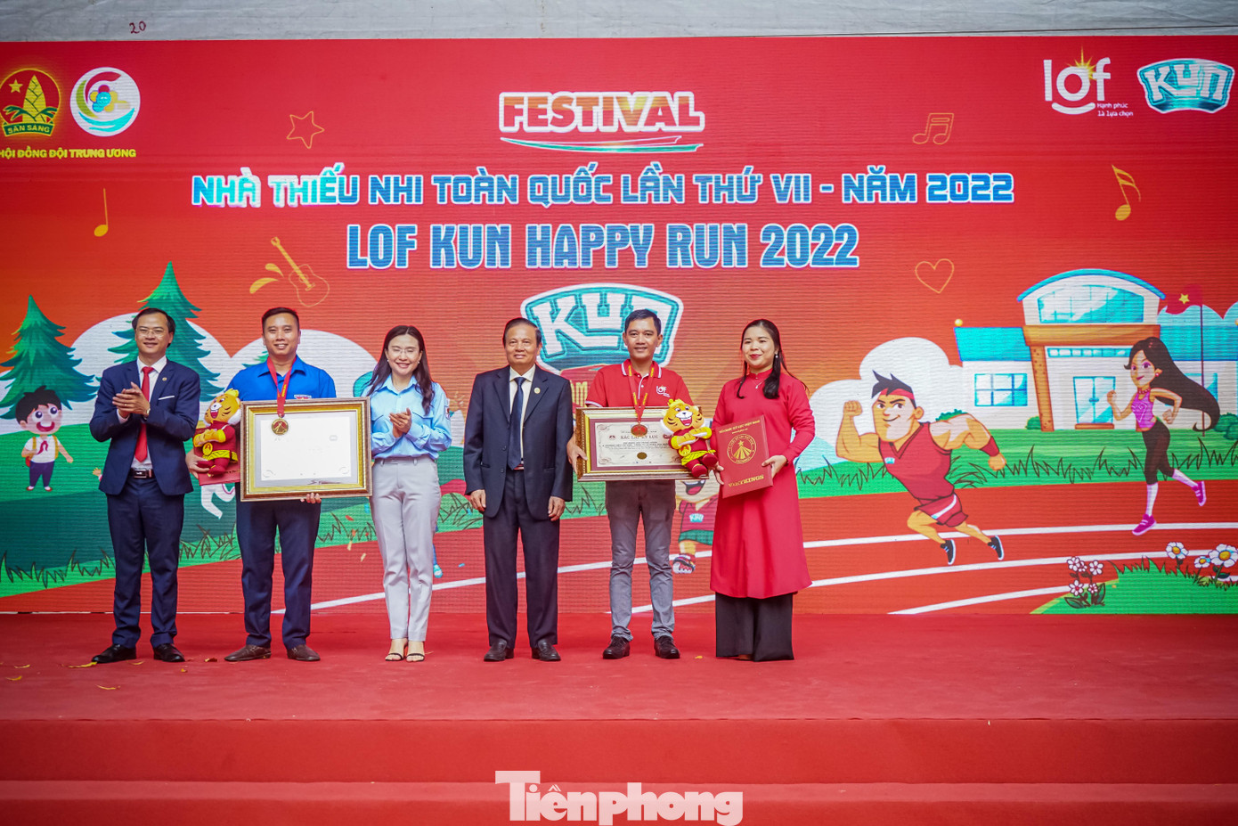 Ông Lê Doãn Hợp, nguyên Uỷ viên Trung ương Đảng, nguyên Bộ trưởng Bộ Thông tin Truyền thông, Chủ tịch Hội đồng xác lập Tổ chức Kỷ lục Việt và Ông Hoàng Thái Tuấn Anh – Tổng thư ký Tổ chức Kỷ lục Đông Dương, Trưởng đại diện Miền Bắc Tổ chức Kỷ lục Việt Nam trao trao bằng kỷ lục cho Lãnh đạo Hội đồng Đội Trung ương và Công ty cổ phần sữa Quốc tế IDP - thương hiệu Lof Kun