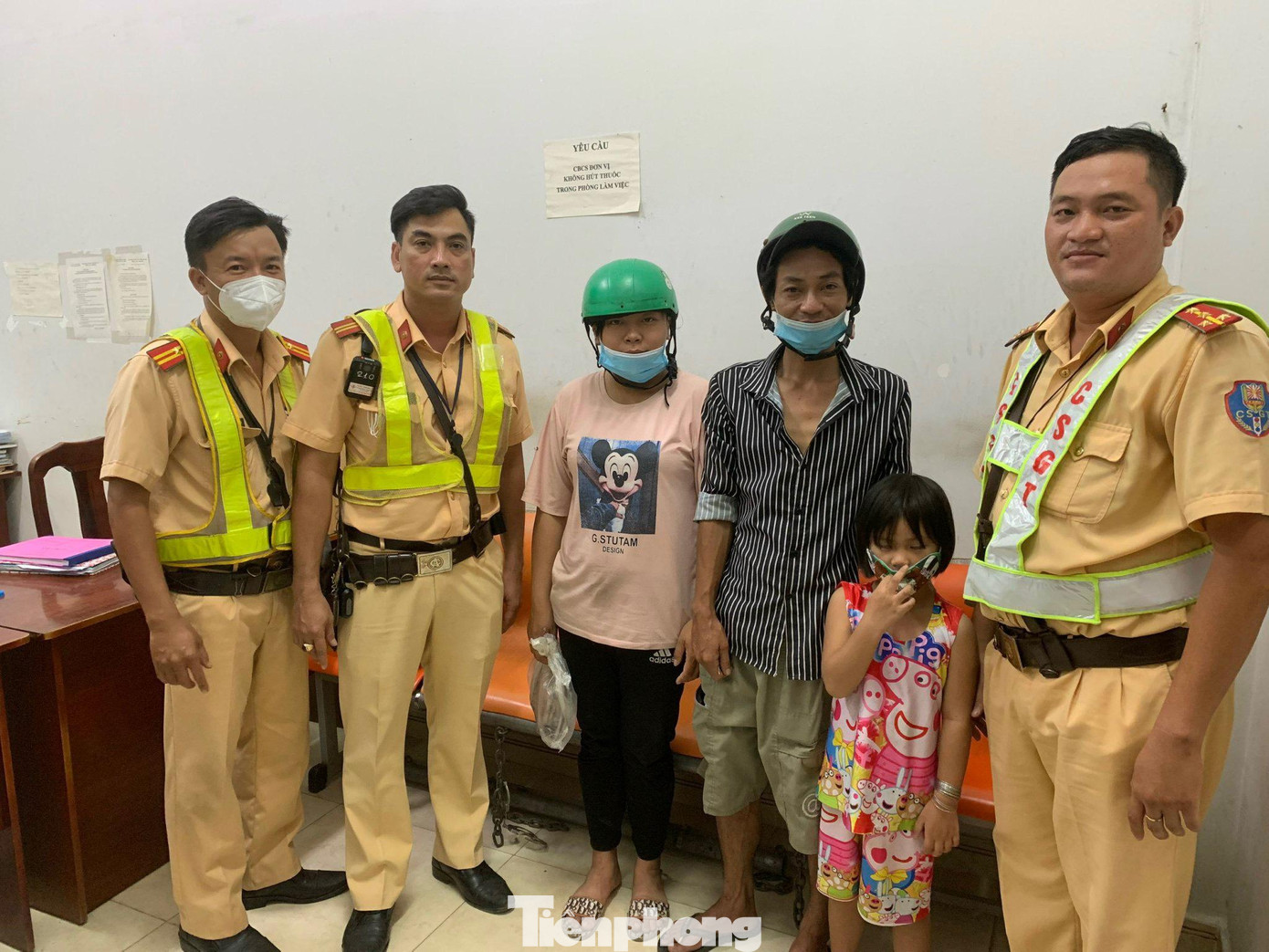 Tổ tuần tra bàn giao cháu Q cho gia đình