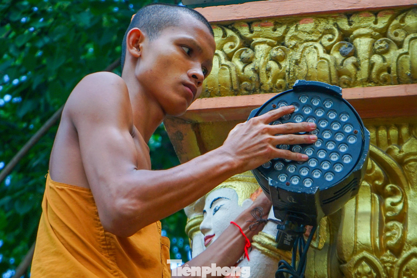 Chùa Chantarangsay một ngôi chùa Khmer nằm trên đường Trần Quốc Thảo (Quận 3), đang lắp đặt các hệ thống chiếu sáng, trang trí mừng lễ Phật đản. Chùa Chantarangsay một ngôi chùa Khmer nằm trên đường Trần Quốc Thảo (Quận 3), đang lắp đặt các hệ thống chiếu sáng, trang trí mừng lễ Phật đản.