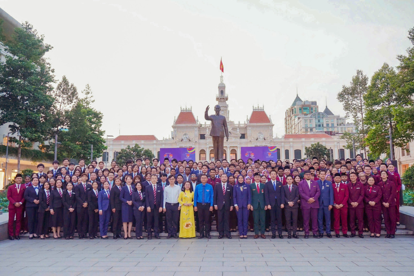 Trong khuôn khổ chương trình Tàu Thanh niên Đông Nam Á - Nhật Bản lần thứ 48 ghé TP. HCM cũng đã diễn ra Lễ dâng hoa Chủ tịch Hồ Chí Minh tại Phố đi bộ Nguyễn Huệ (Q.1) vào chiều ngày 14/11.