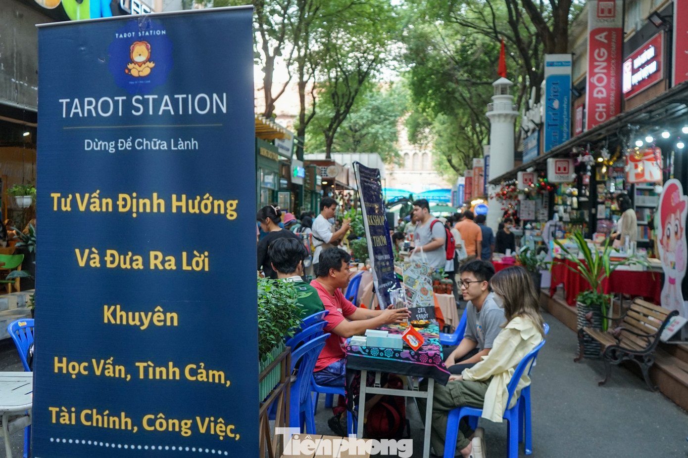 Phiên chợ chia thành 3 khu vực gồm: Khu vực diễn ra các hoạt động trưng bày, giới thiệu và trao đổi sách; Khu vực diễn ra các hoạt động trưng bày, giới thiệu và trao đổi các sản phẩm thủ công; Khu vực nghỉ ngơi và diễn ra các hoạt động như chiêm tinh học, thần số học… Phiên chợ chia thành 3 khu vực gồm: Khu vực diễn ra các hoạt động trưng bày, giới thiệu và trao đổi sách; Khu vực diễn ra các hoạt động trưng bày, giới thiệu và trao đổi các sản phẩm thủ công; Khu vực nghỉ ngơi và diễn ra các hoạt động như chiêm tinh học, thần số học…