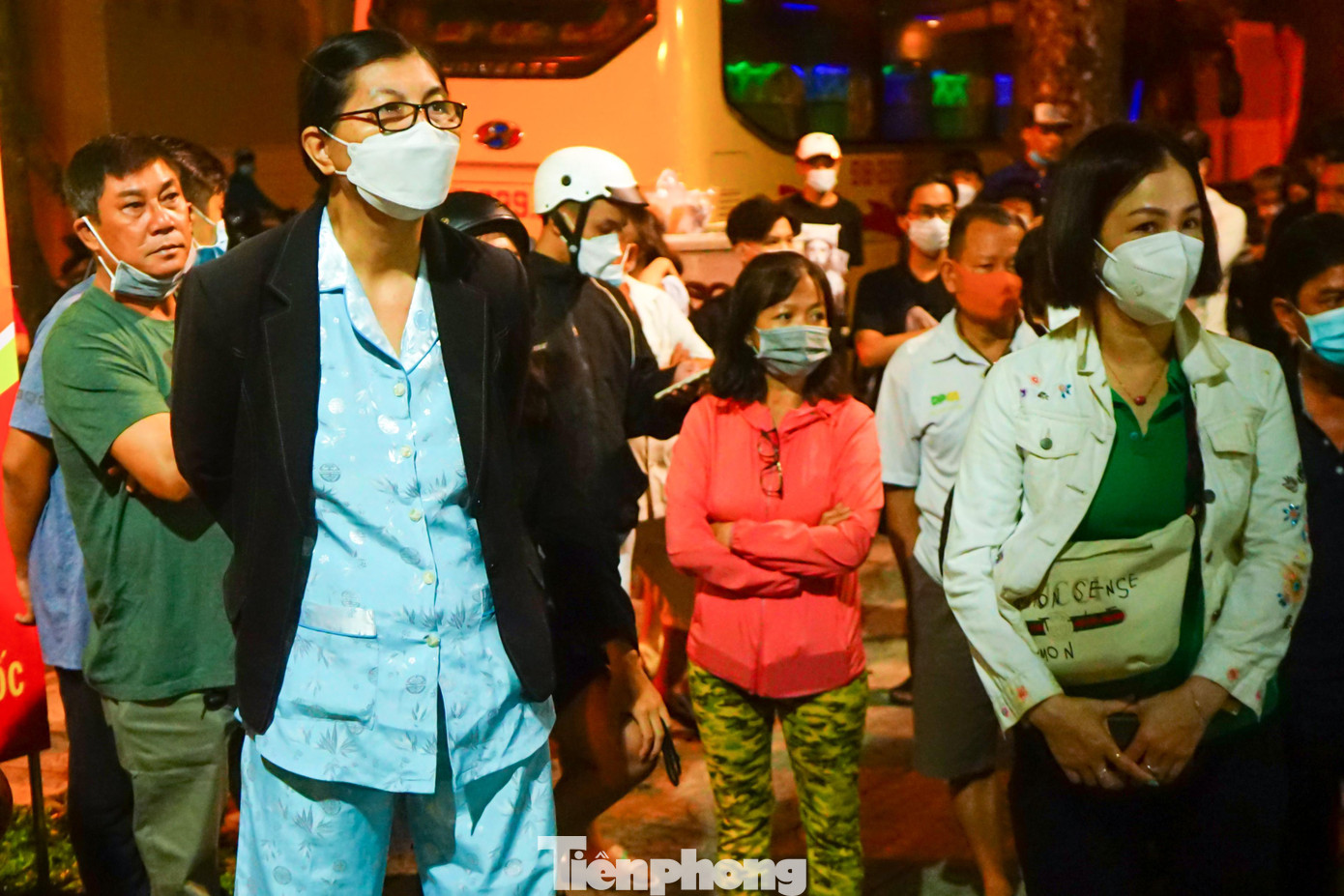 Tại điểm tổ chức lễ giao nhận quân của ban chỉ huy quân sự quận 1 ở công viên Tao Đàn ngay từ 5h sáng, cha mẹ, người thân, bạn bè của các tân binh lên đường thực hiện nghĩa vụ quân sự tập trung đông ở phía bên ngoài.