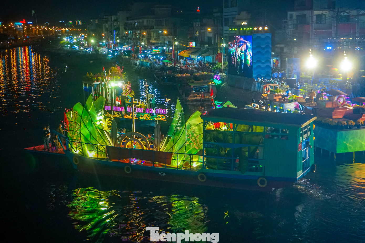 Nhằm phục vụ người dân tham quan, chợ hoa "Trên bến dưới thuyền" năm nay có nhiều nét mới. Đặc biệt là những tiết mục biểu diễn đờn ca tài tử trên ghe bầu phục vụ khách tham quan liên tục 2 đêm (27/1 và 28/1). Trong đó, 2 ghe biểu diễn cố định trên bến Bình Đông và 2 ghe lưu diễn từ quận 8 đến bến Bạch Đằng.