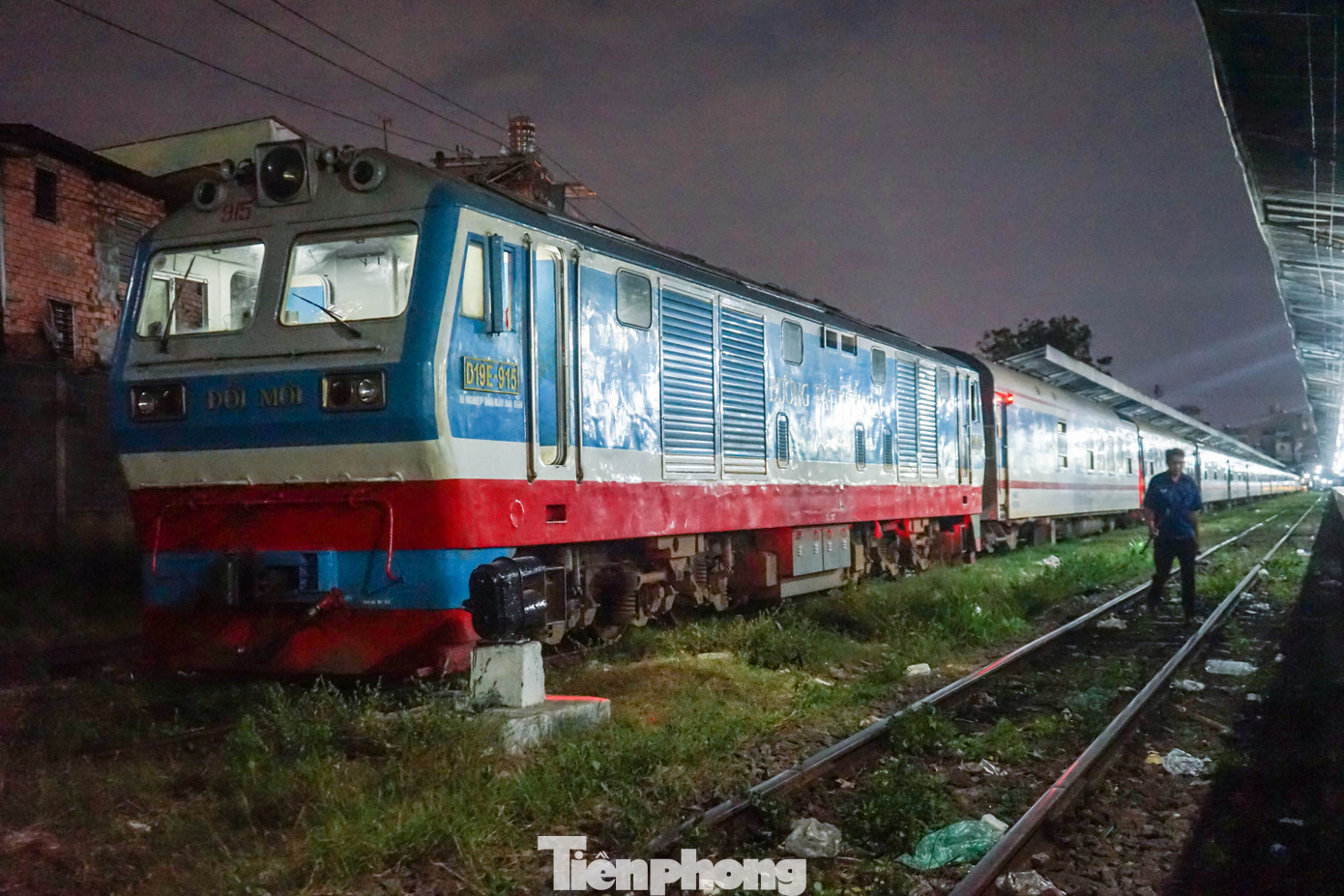 Đúng 21h55 , khi công tác chuẩn bị cho tàu chạy đã hoàn tất, chuyến tàu hỏa cuối cùng mang số hiệu SE2 đã rời ga Sài Gòn khởi hành về Thủ đô Hà Nội, chở theo rất nhiều niềm vui của hành khách và nhân viên phục vụ trên tàu khi thời khắc chuyển giao năm cũ và năm mới đã đến.