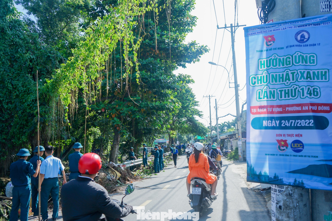 Cùng thời điểm chương trình “Triệu cây xanh - Vì một Việt Nam xanh” được tổ chức, chương trình “Ngày chủ nhật xanh” cũng chính thức diễn ra. Gần 1.000 đoàn viên thanh niên đến từ các trường đại học, các chi đoàn thuộc khối lực lượng vũ trang TPHCM tham gia nạo vét, khơi thông rạch Tư Vựng (phường An Phú Đông, quận 12), .
