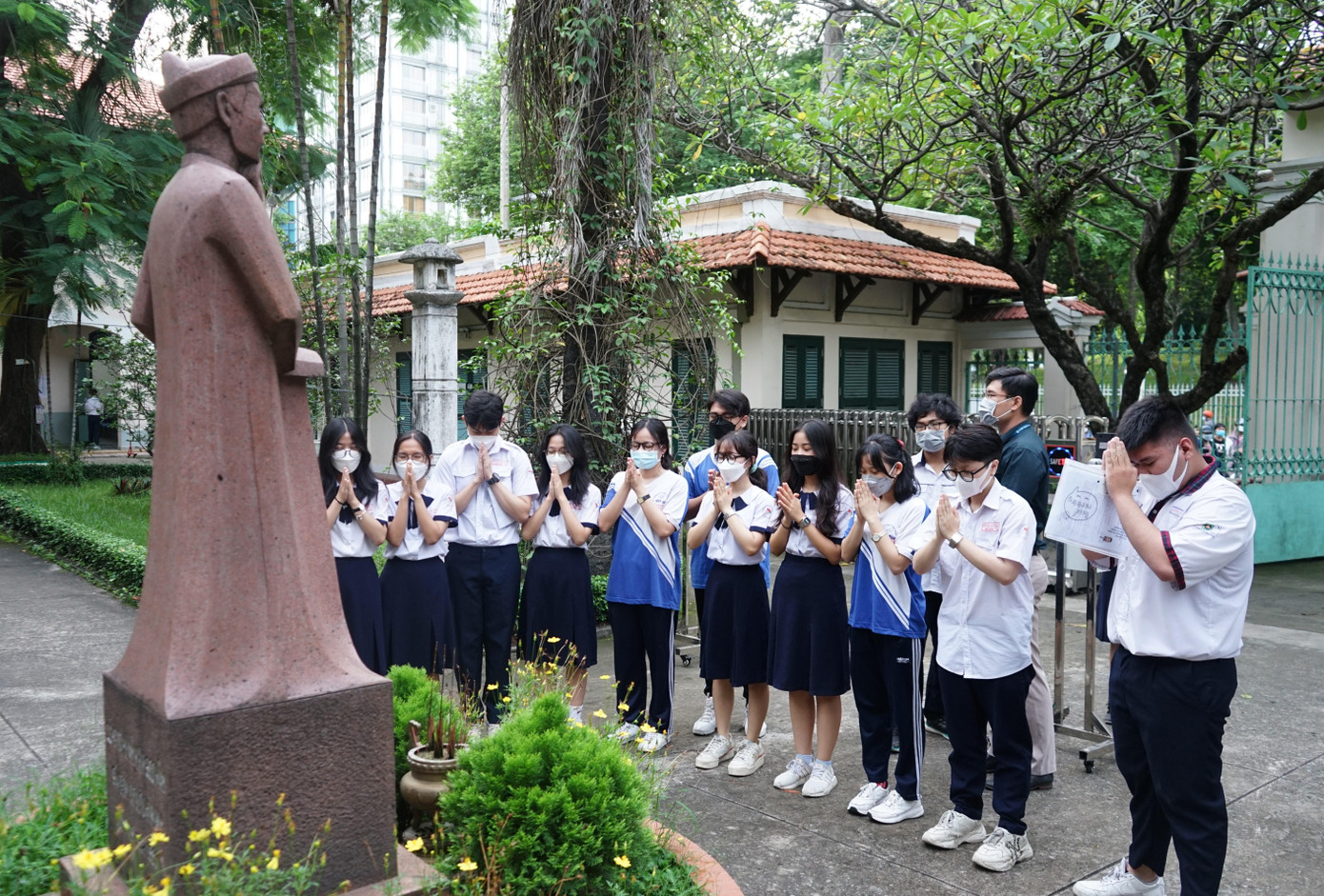 Sĩ tử xin vía trước giờ vào thi tại trường THPT Lê Qúy Đôn Sĩ tử xin vía trước giờ vào thi tại trường THPT Lê Qúy Đôn