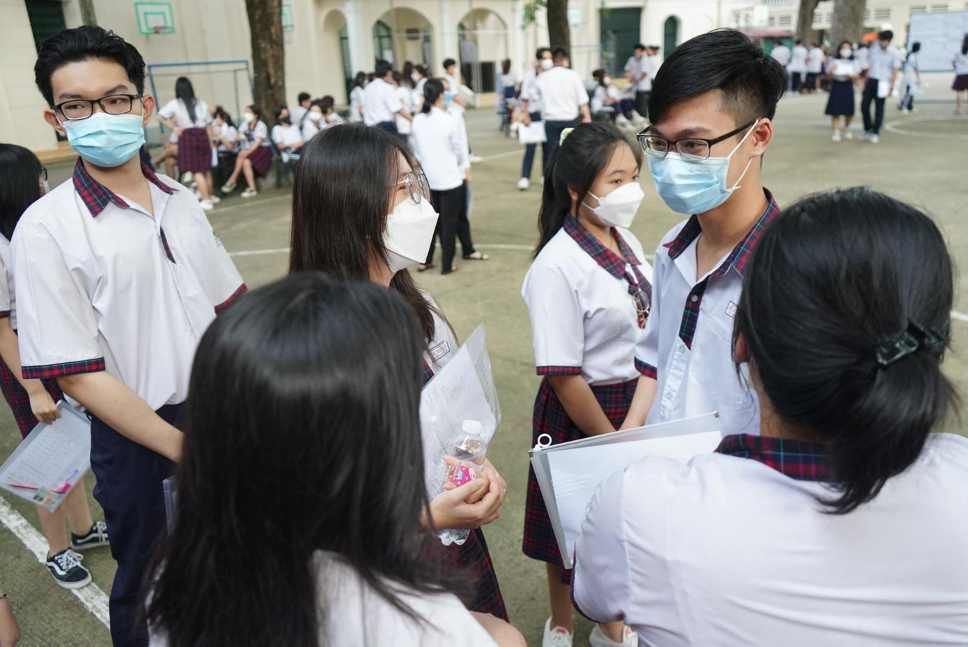 Một nhóm thí sinh đang dự đoán đề thi ngữ văn sáng nay tại điểm thi THPT Lê Quý Đôn (quận 3) Một nhóm thí sinh đang dự đoán đề thi ngữ văn sáng nay tại điểm thi THPT Lê Quý Đôn (quận 3)