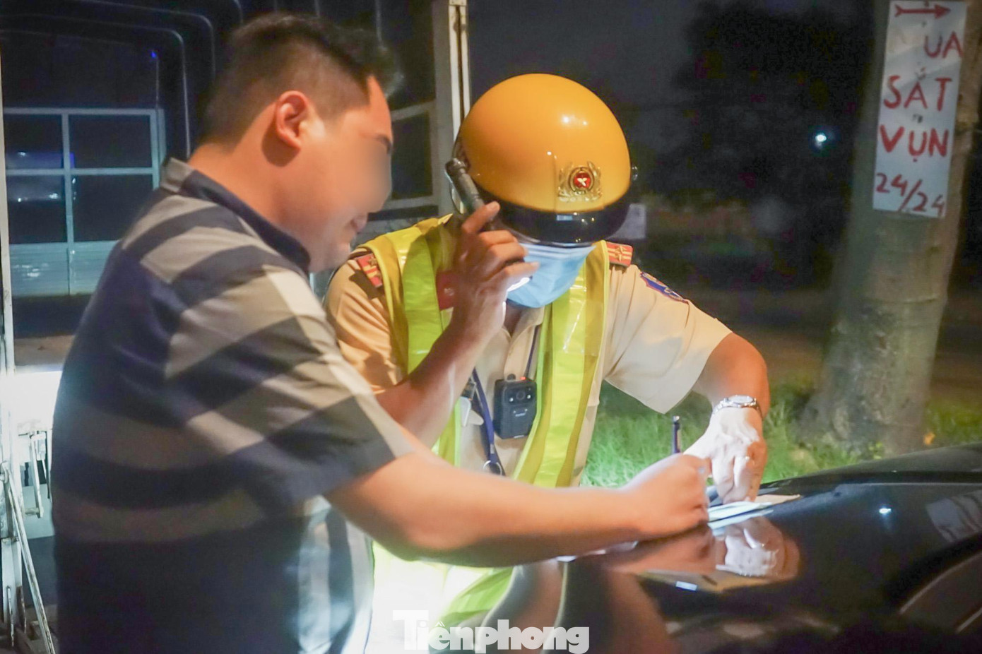 Với mức vi phạm nồng độ cồn trên, anh L sẽ bị tạm giam phương tiện trong vòng 7 ngày, tước quyền sử dụng giấy phép lái xe trong vòng 16 tháng và bị xử phạt hành chính với số tiền 16 triệu đồng. Với mức vi phạm nồng độ cồn trên, anh L sẽ bị tạm giam phương tiện trong vòng 7 ngày, tước quyền sử dụng giấy phép lái xe trong vòng 16 tháng và bị xử phạt hành chính với số tiền 16 triệu đồng.