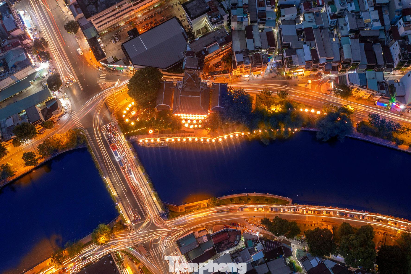 Tương tự như chùa Diệu Pháp, ghi nhận của Tiền Phong vào lúc 18h tại các tuyến đường xung quanh khu vực chùa Pháp Hoa (quận 3) và nhiều ngôi chùa khác tại TPHCM có hàng trăm tăng ni, phật tử đổ về chùa chờ đến giờ làm lễ báo hiếu: (Hình ảnh chụp phơi sáng từ flycam).