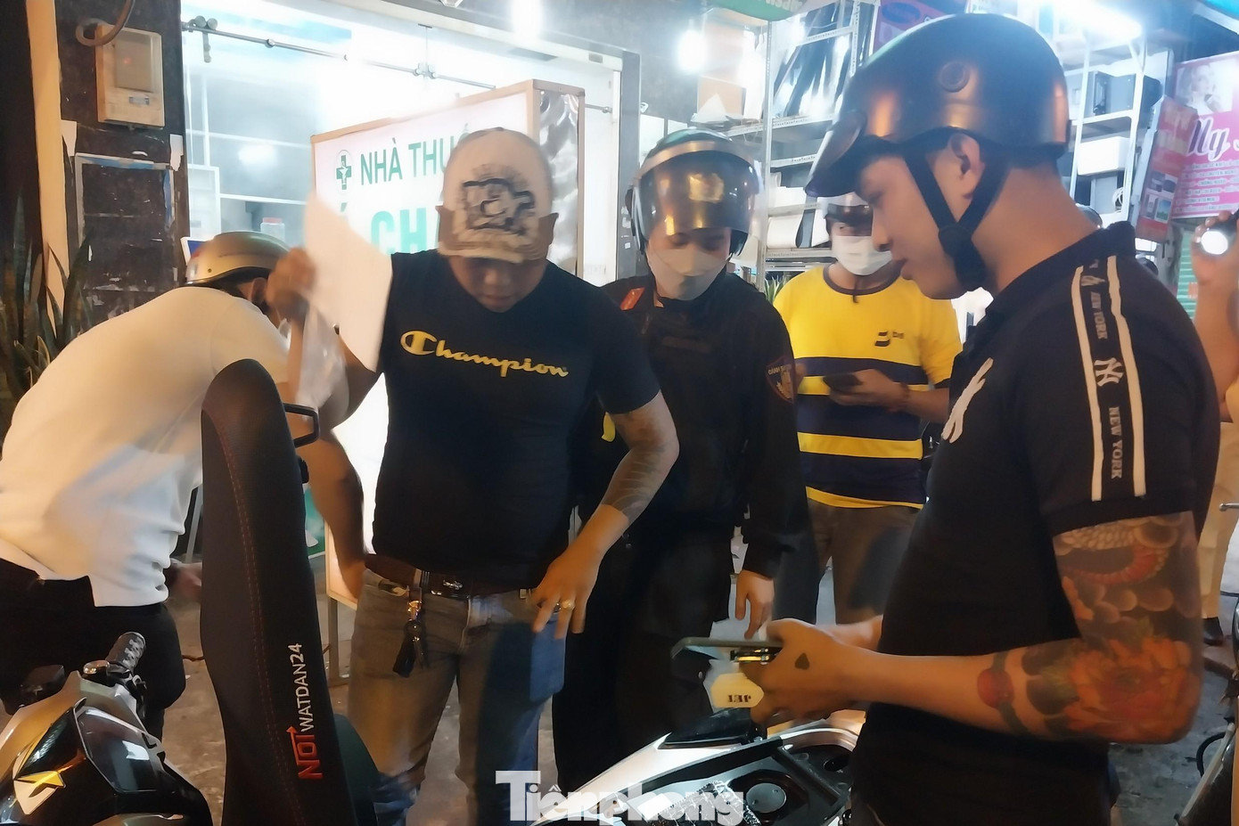 Tiếp tục tuần tra đến đường Văn Cao thuộc địa bàn phường Phú Thọ Hòa, quận Tân Phú tổ công tác phát hiện 2 nam thanh niên xăm trổ chở nhau trên xe không gắn gương chiếu hậu, không đội mũ bảo hiểm và có dấu hiệu nghi vấn nên tiến hành ra hiệu dừng xe để kiểm tra. Tiếp tục tuần tra đến đường Văn Cao thuộc địa bàn phường Phú Thọ Hòa, quận Tân Phú tổ công tác phát hiện 2 nam thanh niên xăm trổ chở nhau trên xe không gắn gương chiếu hậu, không đội mũ bảo hiểm và có dấu hiệu nghi vấn nên tiến hành ra hiệu dừng xe để kiểm tra.