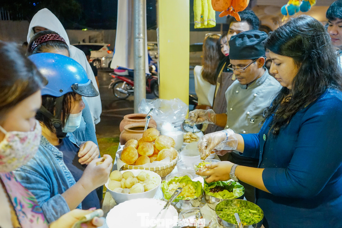 Tại khu vực ẩm thực “Ngôi nhà chung”, phóng viên ghi nhận có các hoạt động nhằm kết nối giao lưu ẩm thực các nước thông qua việc chia sẻ công thức nấu ăn giữa các đầu bếp nổi tiếng do các lãnh sự quán tại TPHCM tiến cử.