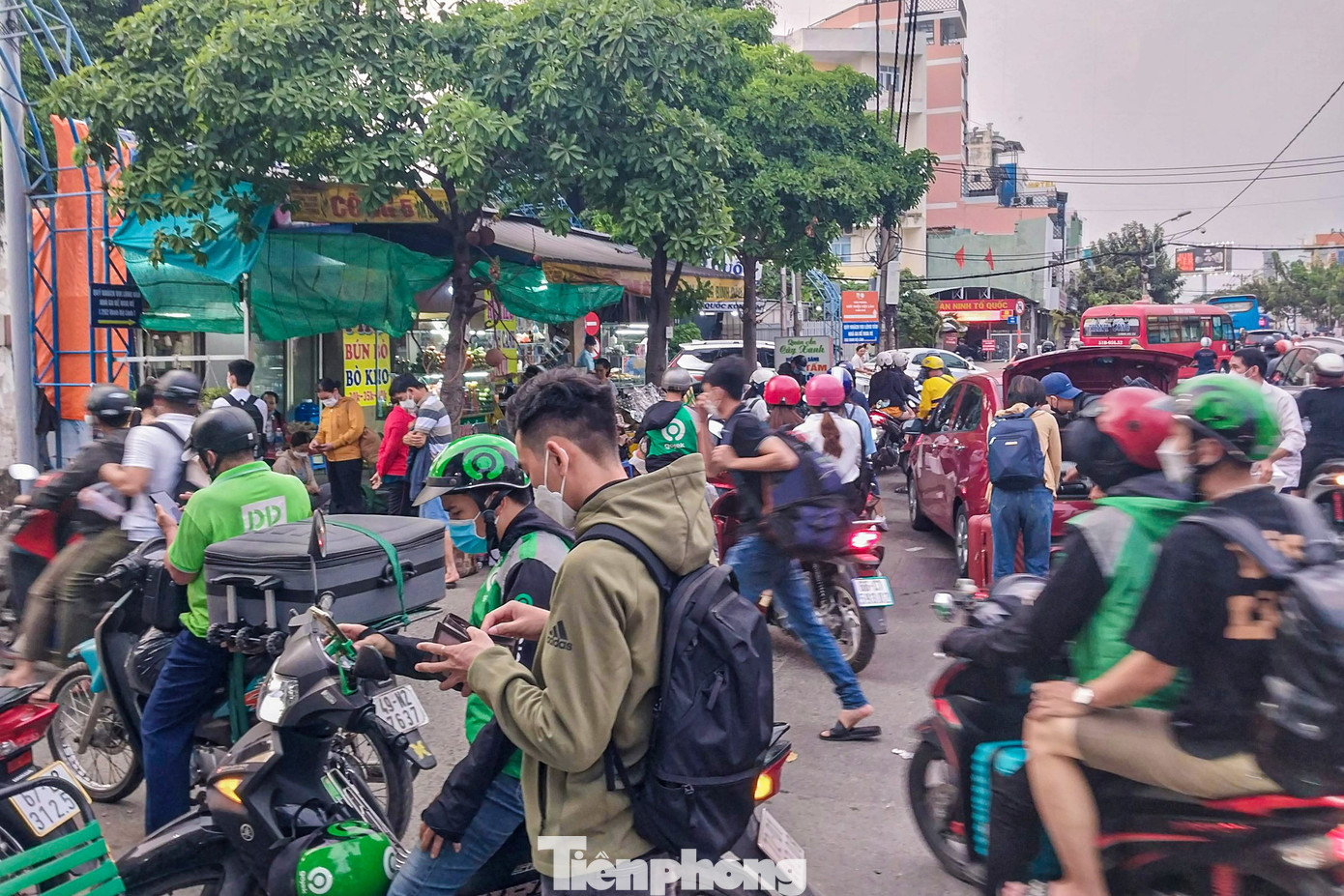 Tấp nập hành khách về quê ăn Tết